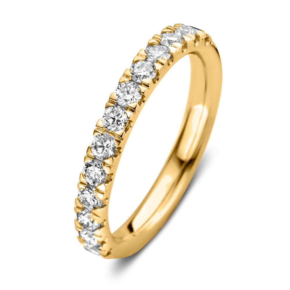 Millie is een klassieke rijring welke je onmiddellijk tegemoet schittert. De ring is halfom gezet met fijne briljanten in stevige chatonzetting. Dankzij deze open zetting zijn de diamanten niet alleen goed beschermd, maar kunnen ze het licht optimaal weerkaatsen. Ring Millie is niet voor niets één van de highlights in onze collectie. Ze is perfect te combineren met veel van onze andere ringen. Probeer Millie bijvoorbeeld eens in combinatie metsolitair Olivia.

Kies zelf de gewenste steengrootte van jouw diamanten. Ring Millie isin verschillendebreedtes en goudkleuren verkrijgbaar.
