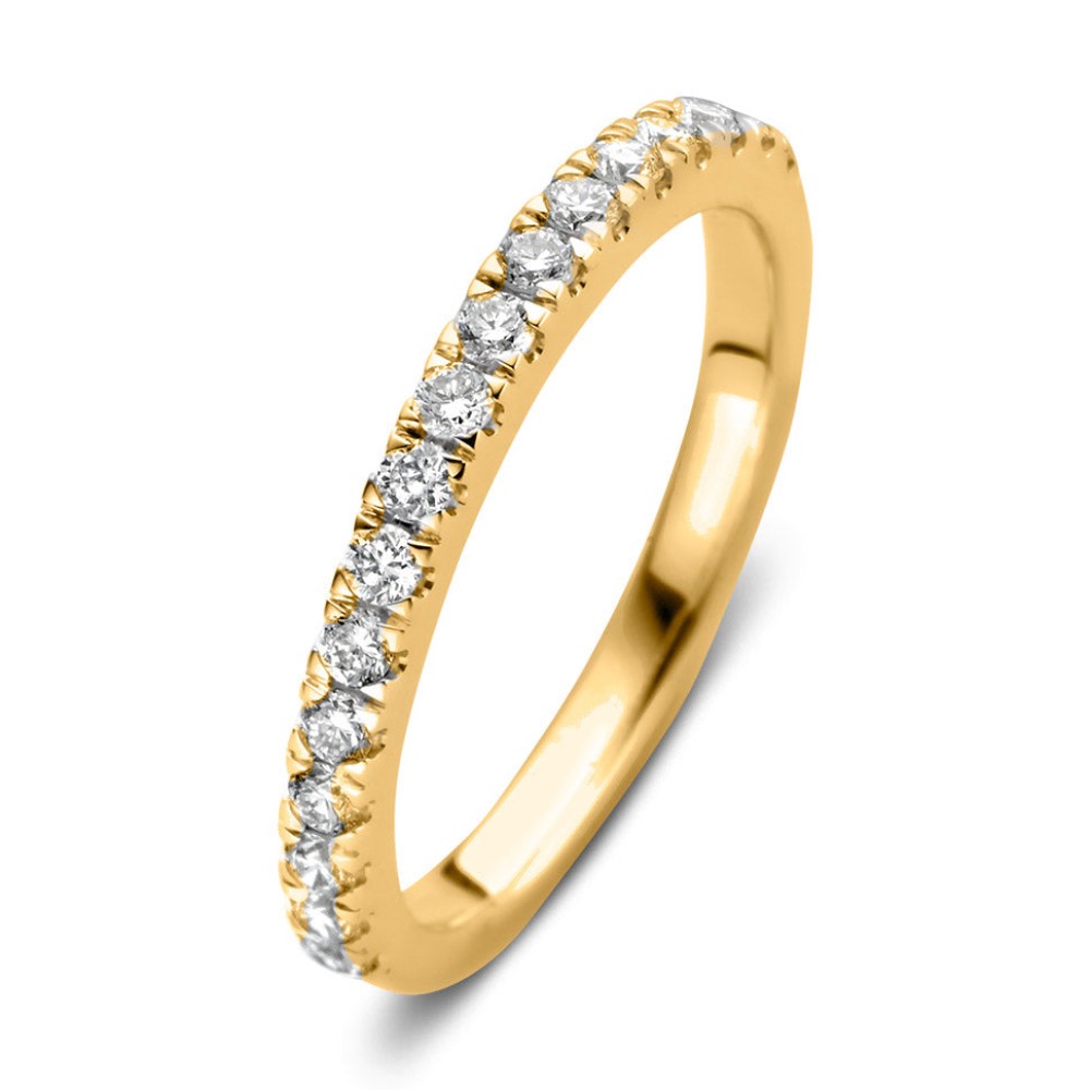 Millie is een klassieke rijring welke je onmiddellijk tegemoet schittert. De ring is halfom gezet met fijne briljanten in stevige chatonzetting. Dankzij deze open zetting zijn de diamanten niet alleen goed beschermd, maar kunnen ze het licht optimaal weerkaatsen. Ring Millie is niet voor niets één van de highlights in onze collectie. Ze is perfect te combineren met veel van onze andere ringen. Probeer Millie bijvoorbeeld eens in combinatie metsolitair Olivia.

Kies zelf de gewenste steengrootte van jouw diamanten. Ring Millie isin verschillendebreedtes en goudkleuren verkrijgbaar.
