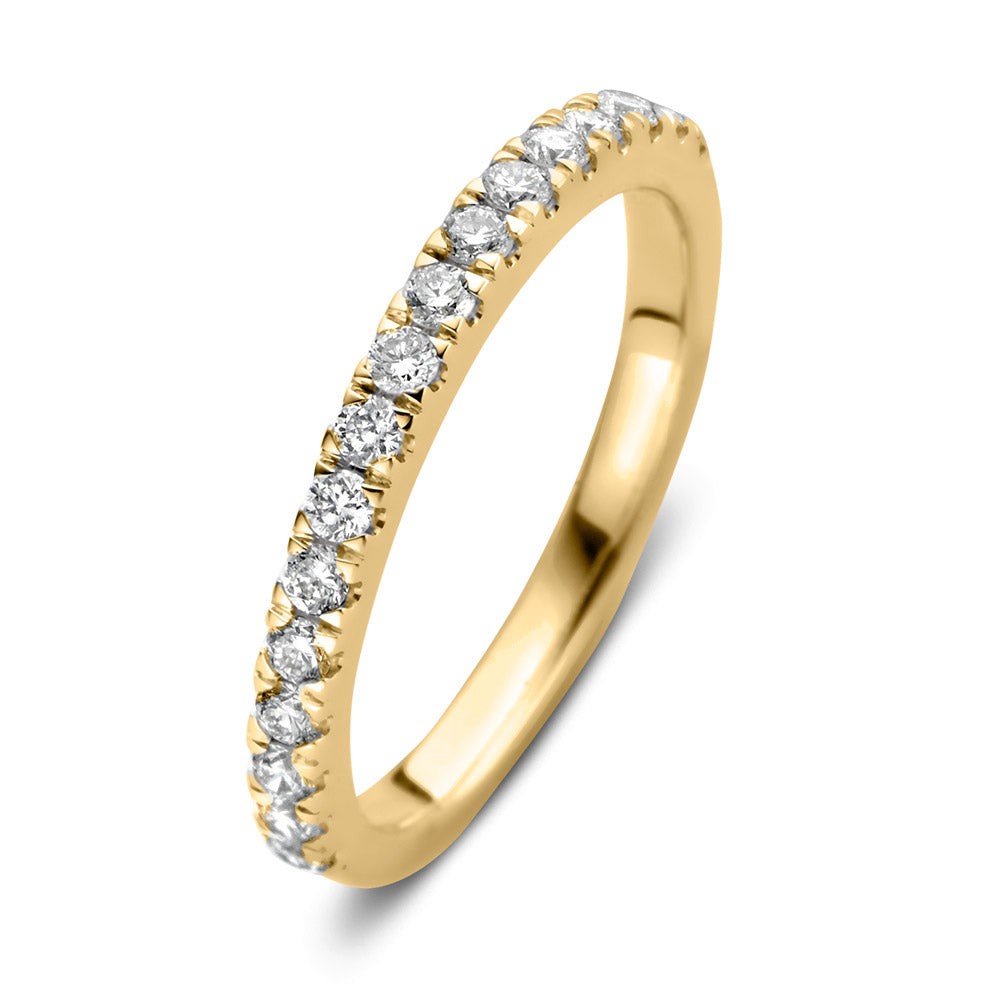 Millie is een klassieke rijring welke je onmiddellijk tegemoet schittert. De ring is halfom gezet met fijne briljanten in stevige chatonzetting. Dankzij deze open zetting zijn de diamanten niet alleen goed beschermd, maar kunnen ze het licht optimaal weerkaatsen. Ring Millie is niet voor niets één van de highlights in onze collectie. Ze is perfect te combineren met veel van onze andere ringen. Probeer Millie bijvoorbeeld eens in combinatie metsolitair Olivia.

Kies zelf de gewenste steengrootte van jouw diamanten. Ring Millie isin verschillendebreedtes en goudkleuren verkrijgbaar.
