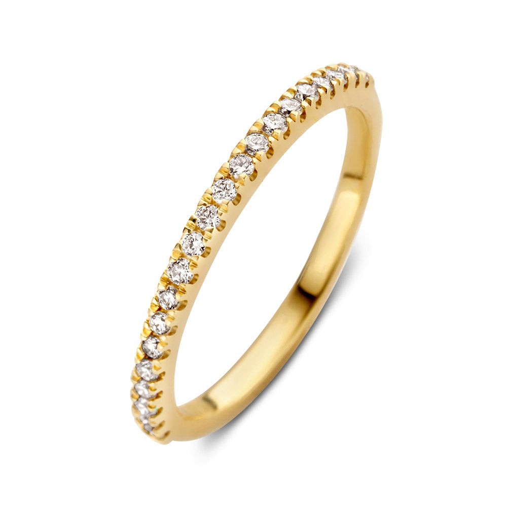 Millie is een klassieke rijring welke je onmiddellijk tegemoet schittert. De ring is halfom gezet met fijne briljanten in stevige chatonzetting. Dankzij deze open zetting zijn de diamanten niet alleen goed beschermd, maar kunnen ze het licht optimaal weerkaatsen. Ring Millie is niet voor niets één van de highlights in onze collectie. Ze is perfect te combineren met veel van onze andere ringen. Probeer Millie bijvoorbeeld eens in combinatie metsolitair Olivia.

Kies zelf de gewenste steengrootte van jouw diamanten. Ring Millie isin verschillendebreedtes en goudkleuren verkrijgbaar.
