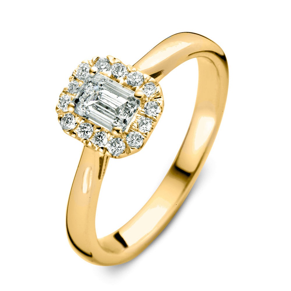Ring Ivy is dankzij de prachtige emerald geslepen middensteen een echte showstopper!De opvallende middensteen wordt omringd door fijne briljanten voor een extra luxe uitstraling.De ring heeft eenlicht verhoogde zetting, waardoor hij perfect gecombineerd kan worden met een gladde of diamanten rijring.Combineer haar bijvoorbeeld met de verfijndeMillie ring.

Kies zelf de gewenste steengrootte van jouw diamanten. Ring Ivy isin verschillende maten en goudkleuren beschikbaar. Bekijk bovendien eens deIvy Royal ring, waarbij ook de scheen is gezet met briljant geslepen diamanten.
