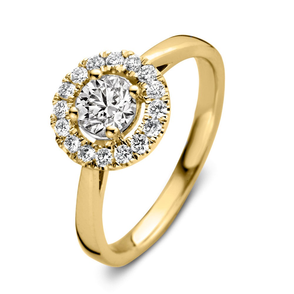 Dankzij haar stijlvolle en luxe uitstralingis ring Emma één van onze populairste ringmodellen.De ring heeft een schitterendeentourage zetting. De ronde middensteen (briljant geslepen) wordt hierbij omringd door kleinere briljanten. De ring heeft een sierlijke verhoogde zetting, waardoor hij perfect gecombineerd kan worden met een gladde of diamanten rijring.Combineer haar bijvoorbeeld met de verfijnde Millie ring.

Kies zelf de gewenste steengrootte van jouw diamanten. DeEmma ring isin verschillende maten en goudkleuren beschikbaar. Bekijk bovendien eens deEmma Royal ring,de luxe uitstraling wordt bij dit model afgemaakt met extra briljanten in de scheen.

De Emmaring onderdeel van een set, in onze collectie zijn bijpassende colliers enoorbellen te vinden.
