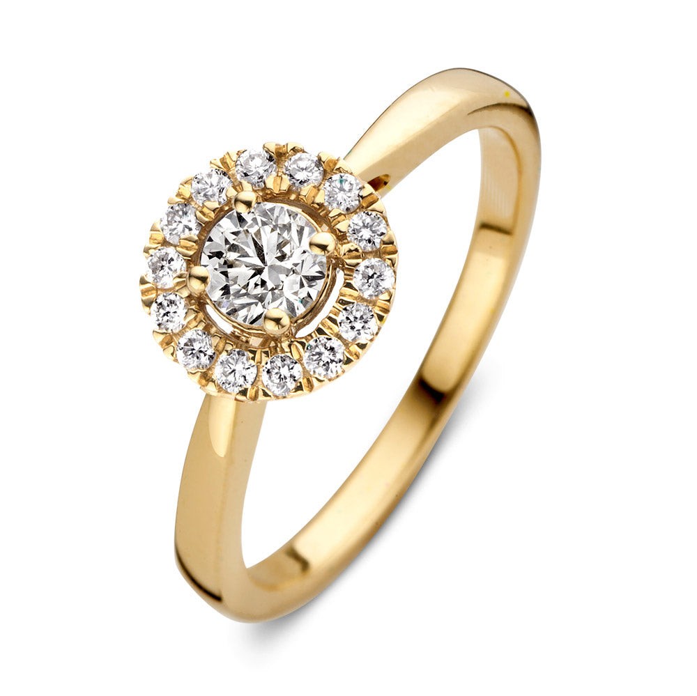 Dankzij haar stijlvolle en luxe uitstralingis ring Emma één van onze populairste ringmodellen.De ring heeft een schitterendeentourage zetting. De ronde middensteen (briljant geslepen) wordt hierbij omringd door kleinere briljanten.De ring heeft een sierlijke verhoogde zetting, waardoor hij perfect gecombineerd kan worden met een gladde of diamanten rijring.Combineer haar bijvoorbeeld met de verfijndeMillie ring.

Kies zelf de gewenste steengrootte van jouw diamanten. DeEmma ring isin verschillende maten en goudkleuren beschikbaar. Bekijk bovendien eens deEmma Royal ring, de luxe uitstraling wordt bij dit model afgemaakt met extra briljanten in de scheen.

De Emmaring onderdeel van een set, in onze collectie zijn bijpassende colliers enoorbellen te vinden.
