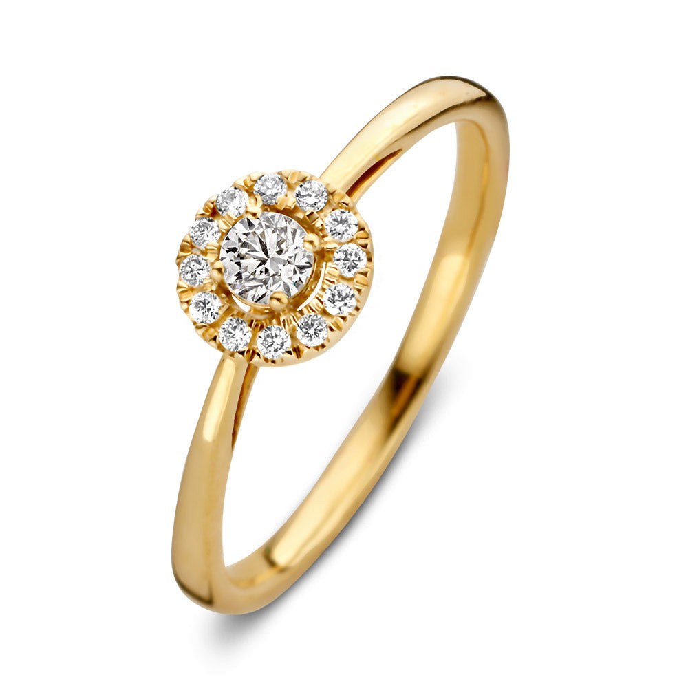 Dankzij haar stijlvolle en luxe uitstralingis ring Emma één van onze populairste ringmodellen.De ring heeft een schitterendeentourage zetting. De ronde middensteen (briljant geslepen) wordt hierbij omringd door kleinere briljanten. De ring heeft een sierlijke verhoogde zetting, waardoor hij perfect gecombineerd kan worden met een gladde of diamanten rijring.Combineer haar bijvoorbeeld met de verfijndeMillie ring.

Kies zelf de gewenste steengrootte van jouw diamanten. DeEmma ring isin verschillende maten en goudkleuren beschikbaar. Bekijk bovendien eens deEmma Royal ring, de luxe uitstraling wordt bij dit model afgemaakt met extra briljanten in de scheen.

De Emmaringonderdeel van een set, in onze collectie zijn bijpassende colliers enoorbellente vinden.
