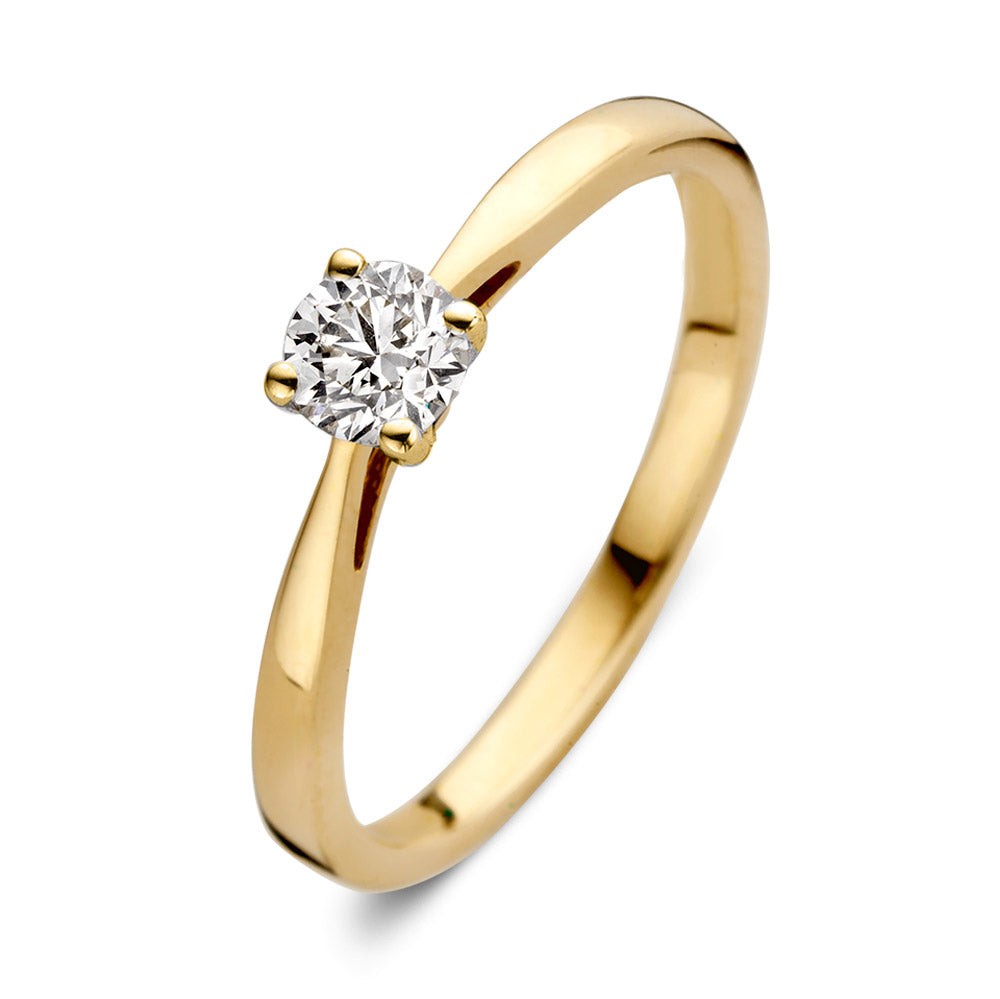 Ring Olivia is onderdeel van onze succesvolle solitair serie. Deze collectie bevat solitair sieraden die stralen in hun elegantie en eenvoud. De ring bevat een fonkelende diamant in gouden vierpootzetting. Doordat het licht de diamant hiermee goed bereikt,zal hij optimaal schitteren. Kies zelf de gewenste steengrootte van jouw diamant. De stijlvolle Olivia ring is in verschillende maten en goudkleuren beschikbaar.

Ring Olivia is onderdeel van een set, in onze collectie zijn bijpassende oorbellen en een collier te vinden. De solitair is perfect te combineren met onze diamantenrijring Millie.
