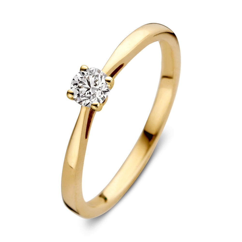 Ring Olivia is onderdeel van onze succesvolle solitair serie. Deze collectie bevat solitair sieraden die stralen in hun elegantie en eenvoud. De ring bevat een fonkelende diamant in gouden vierpootzetting. Doordat het licht de diamant hiermee goed bereikt,zal hij optimaal schitteren. Kies zelf de gewenste steengrootte van jouw diamant. De stijlvolle Olivia ring is in verschillende maten en goudkleuren beschikbaar.

Ring Olivia is onderdeel van een set, in onze collectie zijn bijpassende oorbellen en een collier te vinden. De solitair is perfect te combineren met onze diamantenrijring Millie.

