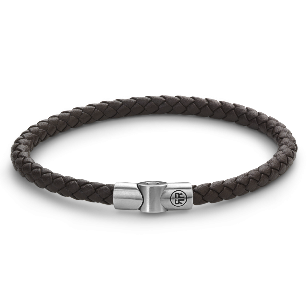De Full Metal armband van Rebel and Rose is een ronde gevlochten leren armband van 5 mm breed met een sluiting van edelstaal. De unieke (PSR*) sluiting bestaat uit twee delen die perfect in elkaar vallen, zonder dat daar hulpmiddelen als magneten voor nodig zijn.