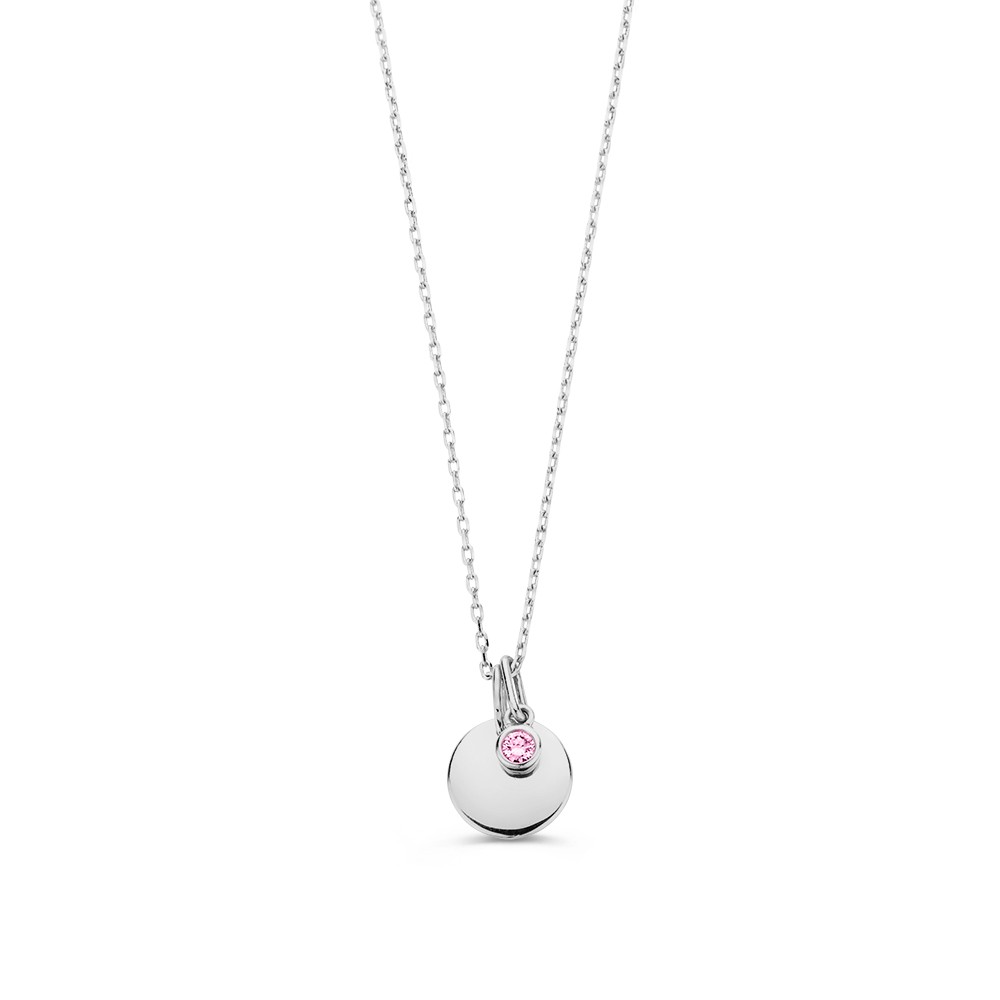 Onze schitterende collier met graveerplaatje in witgoud, voorzien van een betoverende roze lab grown diamant van 0,05 crt., is de perfecte manier om de komst van een dochter te vieren. De fonkelende diamant, gezet in een witgouden kast, straalt pure elegantie uit en symboliseert dit bijzondere moment.

De prachtige ketting met ankerschakels is niet alleen stijlvol, maar ook sterk en duurzaam. De ketting heeft een standaard lengte van 45 cm, maar is ook verstelbaar naar 40 of 42 cm lengte.

Geef een cadeau dat niet alleen schittert, maar ook een blijvende herinnering vormt aan de mooiste momenten in het leven.

Laat een persoonlijke boodschap of de naam van uw kleintje graveren op het graveerplaatje en creëer een uniek sieraad dat een leven lang meegaat. De tekst en het gewenste lettertype kan worden doorgegeven bij de bestelling in het opmerkingenveld.

De hangers zijn ook los te bestellen.
