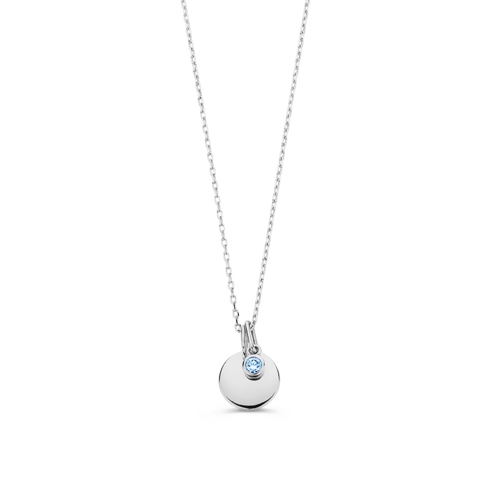 Onze schitterende collier met graveerplaatje in witoud, voorzien van een betoverende blauwelab grown diamant van 0,05 crt., is de perfecte manier om de komst van een zoon te vieren. De fonkelende diamant, gezet in een witgouden kast, straalt pure elegantie uit en symboliseert dit bijzondere moment.

De prachtige ketting met ankerschakels is niet alleen stijlvol, maar ook sterk en duurzaam. De ketting heeft een standaard lengte van 45 cm, maar is ook verstelbaar naar 40 of 42 cm lengte.

Geef een cadeau dat niet alleen schittert, maar ook een blijvende herinnering vormt aan de mooiste momenten in het leven.

Laat een persoonlijke boodschap of de naam van uw kleintje graveren op het graveerplaatje en creëer een uniek sieraad dat een leven lang meegaat. De tekst en het gewenste lettertype kan worden doorgegeven bij de bestelling in het opmerkingenveld.

De hangers zijn ook los te bestellen.
