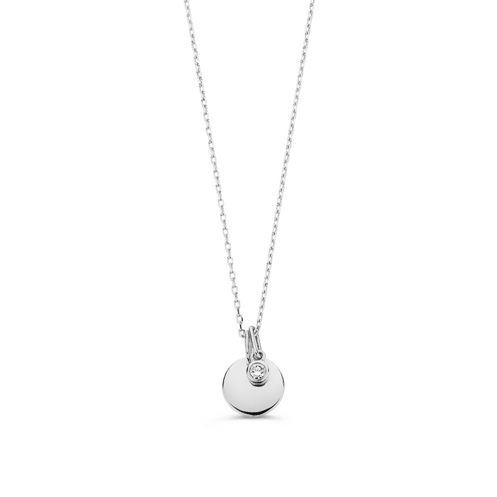 Onze schitterende collier met graveerplaatje in witgoud, voorzien van een betoverende witte lab grown diamant van 0,05 crt., is de perfecte manier om een bijzondere mijlpaal in het leven te vieren. De fonkelende diamant, gezet in een witgouden kast, straalt pure elegantie uit en symboliseert dit bijzondere moment.

De prachtige ketting met ankerschakels is niet alleen stijlvol, maar ook sterk en duurzaam. De ketting heeft een standaard lengte van 45 cm, maar is ook verstelbaar naar 40 of 42 cm lengte.

Geef een cadeau dat niet alleen schittert, maar ook een blijvende herinnering vormt aan de mooiste momenten in het leven.

Laat een persoonlijke boodschap, de initialen van een geliefde of de naam van uw kleintje graveren op het graveerplaatje en creëer een uniek sieraad dat een leven lang meegaat. De tekst en het gewenste lettertype kan worden doorgegeven bij de bestelling in het opmerkingenveld.

De hangers zijn ook los te bestellen.
