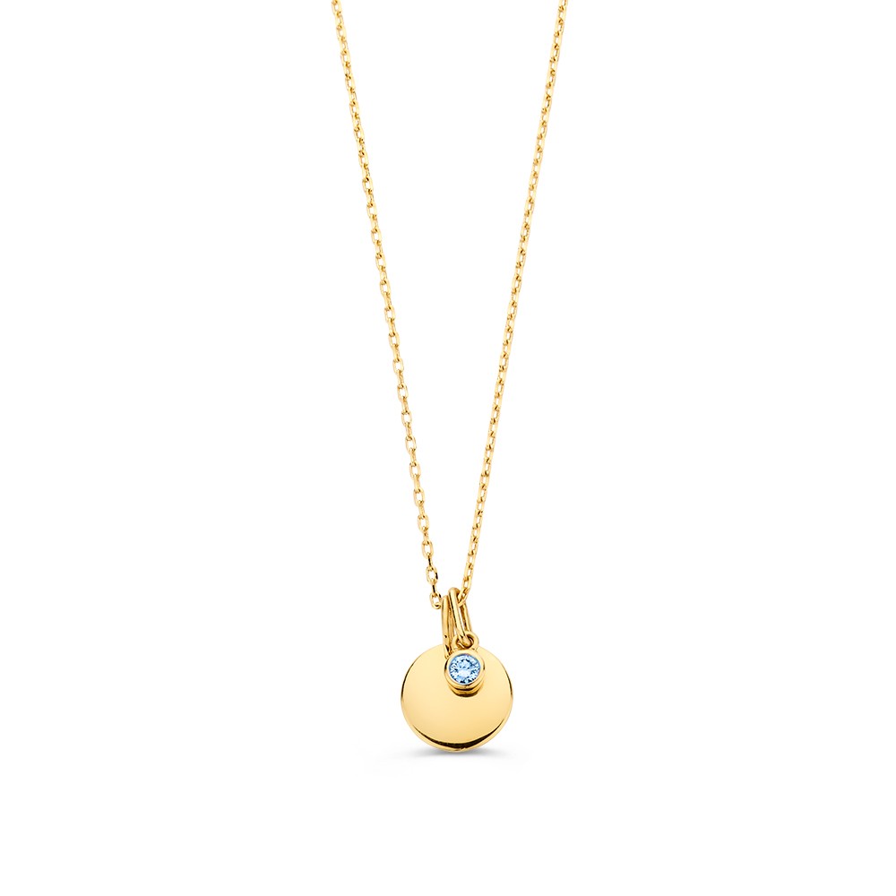 Onze schitterende collier met graveerplaatje in geelgoud, voorzien van een betoverende blauwe diamant van 0,05 crt., is de perfecte manier om de komst van een zoontje te vieren. De fonkelende diamant, gezet in een gouden kast, straalt pure elegantie uit en symboliseert dit bijzondere moment.

De prachtige ketting met ankerschakels is niet alleen stijlvol, maar ook sterk en duurzaam. De ketting heeft een standaard lengte van 45 cm, maar is ook verstelbaar naar 40 of 42 cm lengte.

Geef een cadeau dat niet alleen schittert, maar ook een blijvende herinnering vormt aan de mooiste momenten in het leven.

Laat een persoonlijke boodschap of de naam van uw kleintje graveren op het graveerplaatje en creëer een uniek sieraad dat een leven lang meegaat. De tekst en het gewenste lettertype kan worden doorgegeven bij de bestelling in het opmerkingenveld.

De hangers zijn ook los te bestellen.
