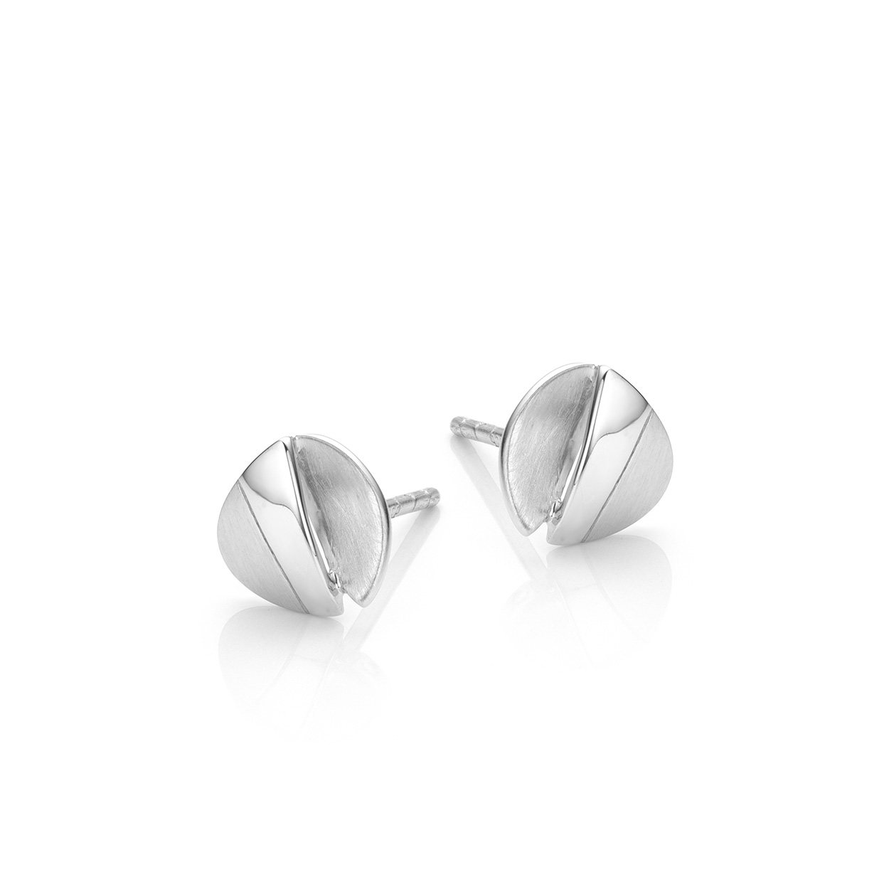 De BREUNING oorstekers zilver, modelnummer 75563/6F, zijn verfijnde stud oorbellen die elegantie uitstralen. Gemaakt van hoogwaardig zilver, zijn ze een tijdloze aanvulling op elke sieradencollectie. Combineer ze met zowel casual als formele outfits voor een subtiele maar stijlvolle touch. Perfect voor dagelijkse draagbaarheid en speciale gelegenheden.