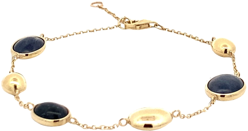 De 14krt geelgouden armband met blauwe quartz, modelnummer 1619-A-GEEL, is een elegante toevoeging aan elke sieradencollectie. De luxe uitstraling van geelgoud gecombineerd met de levendige blauwe quartz maakt het een opvallend accessoire. Draag deze armband solo voor een subtiele look, of combineer met andere armbanden voor een trendy, gelaagd effect. Past perfect bij elke gelegenheid.