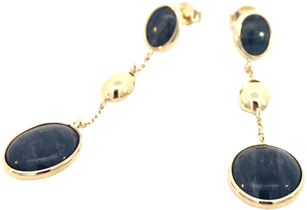 Deze 14krt geelgouden oorhangers met blauwe quartz, modelnummer 1619-O, zijn een verfijnde toevoeging aan elke sieradencollectie. De oorbellen vallen onder de categorie edelstenen en zijn van het type creolen. Draag ze met opgestoken haar of een elegante outfit om de sprankelende blauwe tint volledig tot zijn recht te laten komen.