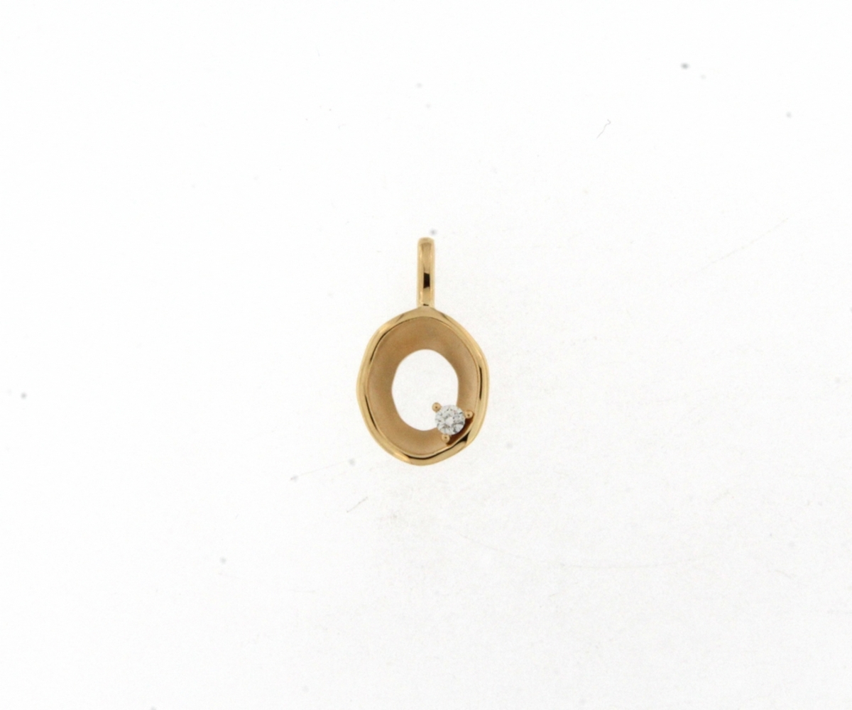 De hanger met briljant in 18K geel goud, modelnummer 069521/A, is gemaakt in 18 karaat geel goud, met in het midden een natuurlijke briljant van 0.03ct.
Heel elegant afgewerkt in satijn matte glans.
