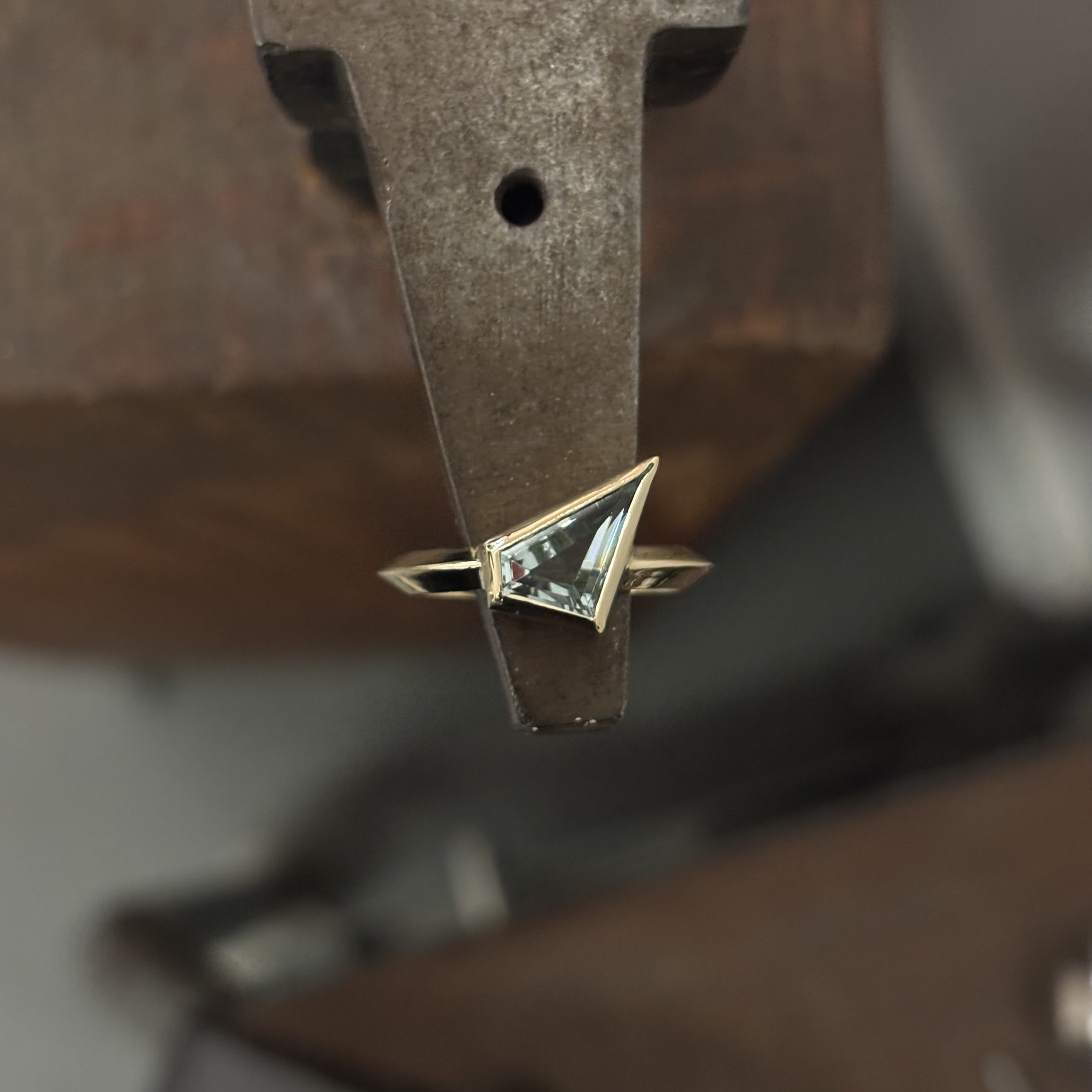 14kt gouden ring met facette geslepen Aquamarijn 12,5 x 7mm van totaal 1.79ct