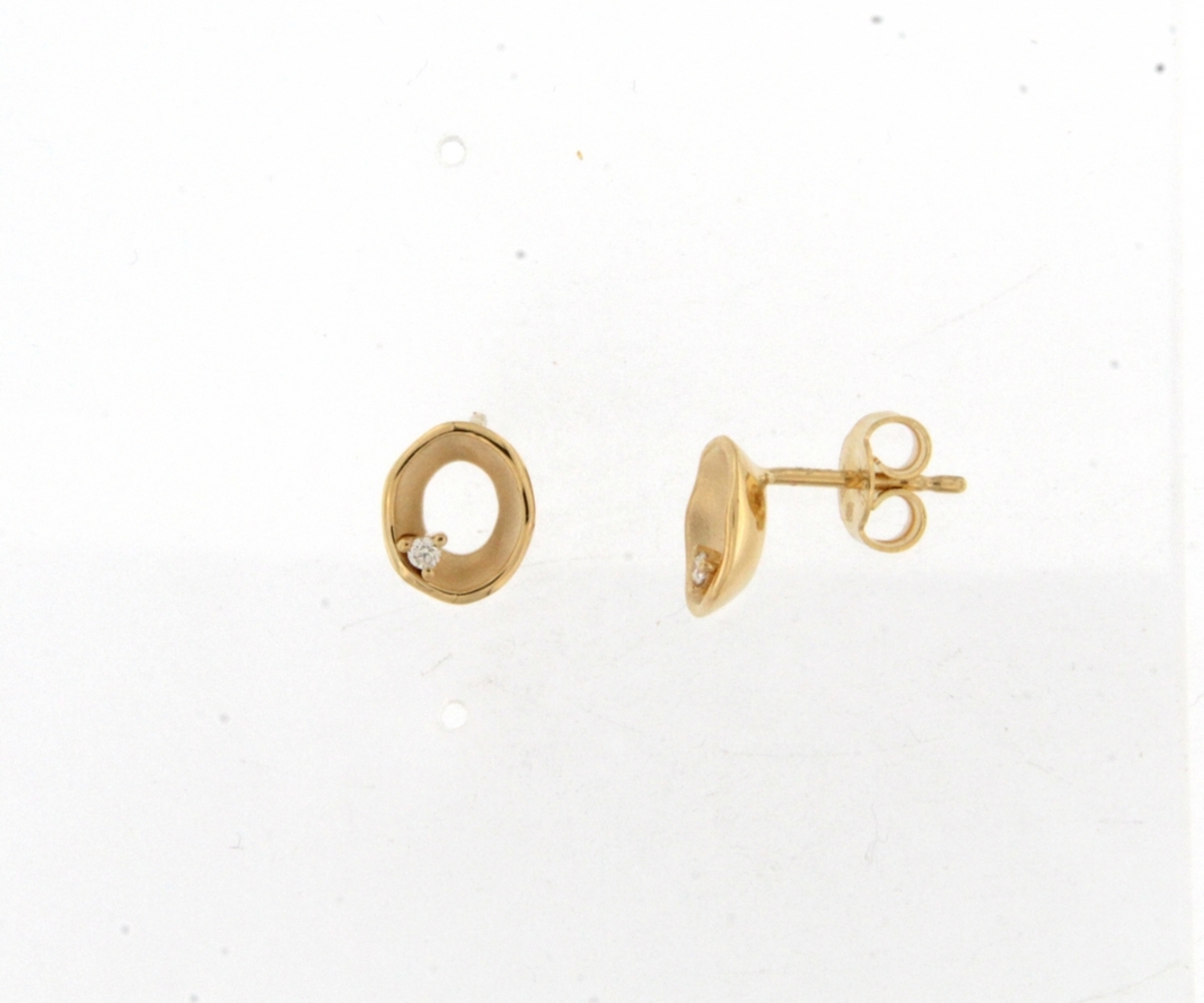 Deze prachtige oorbelstekers, modelnummer 069522/A, zijn vervaardigd uit 18K geel goud en hebben een briljant van 0.03ct. Deze oorbellen zijn perfect voor dagelijks gebruik of speciale gelegenheden en voegen een subtiele elegantie toe aan elke outfit.