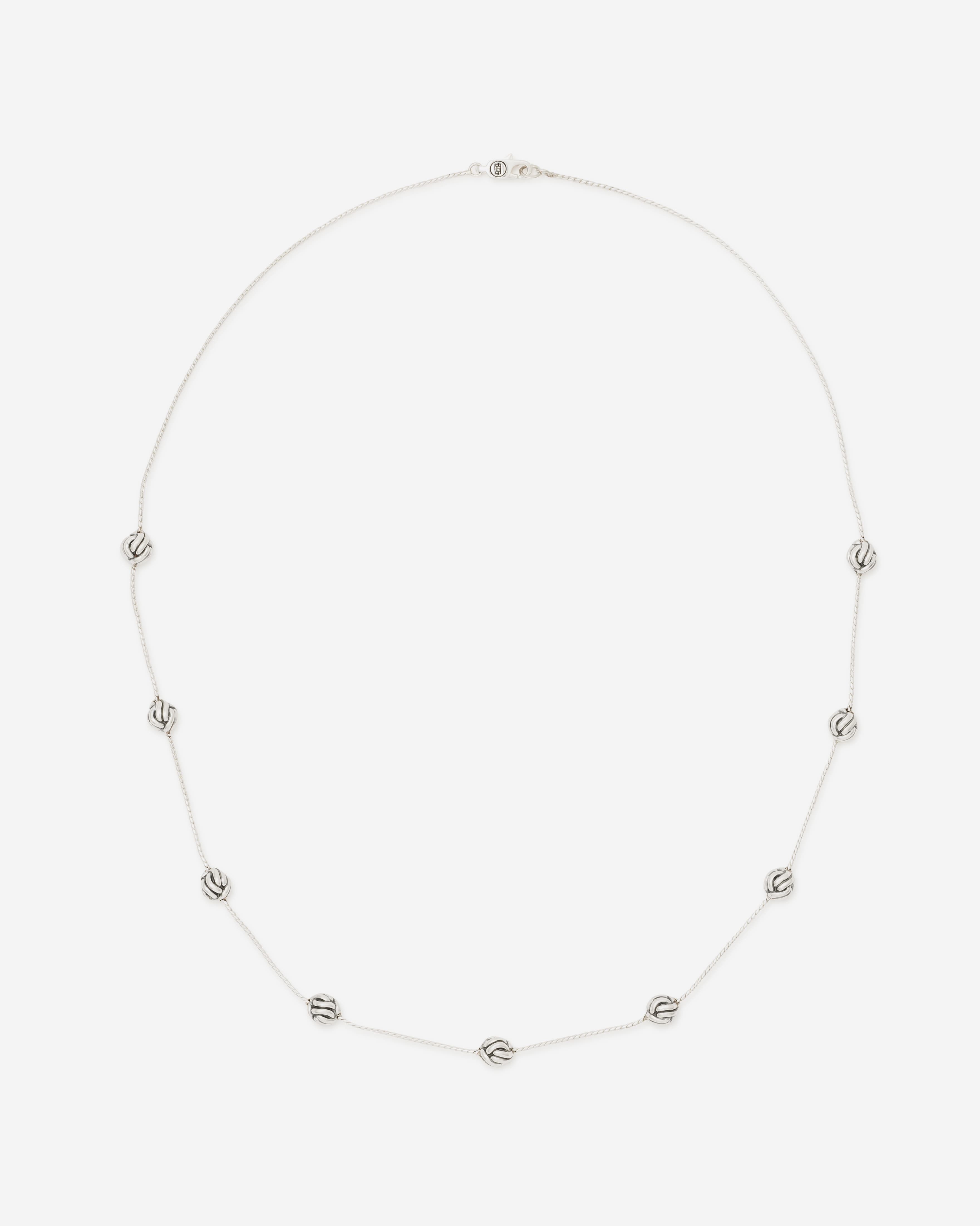 Onze Refined collectie heeft een verfijnde en elegante stijl. Het ontwerp van deze subtiele zilveren halsketting is gebaseerd op de bekende schakel van de Katja-familie. De Katja schakel is een geweven design en deze details komen terug in deze verfijnde zilveren ketting. Het collier is handgemaakt en vervaardigd uit 925 sterling zilver.