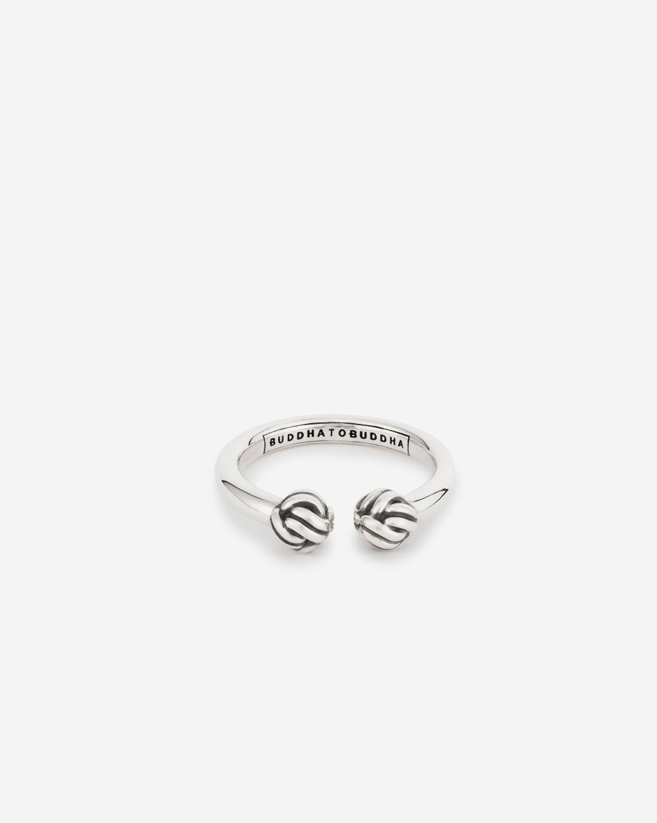 De Refined collectie heeft een verfijnde en elegante stijl. Het ontwerp is gebaseerd op de bekende schakels van de Katja collectie. De collectie is handgemaakt van 925 sterling zilver.