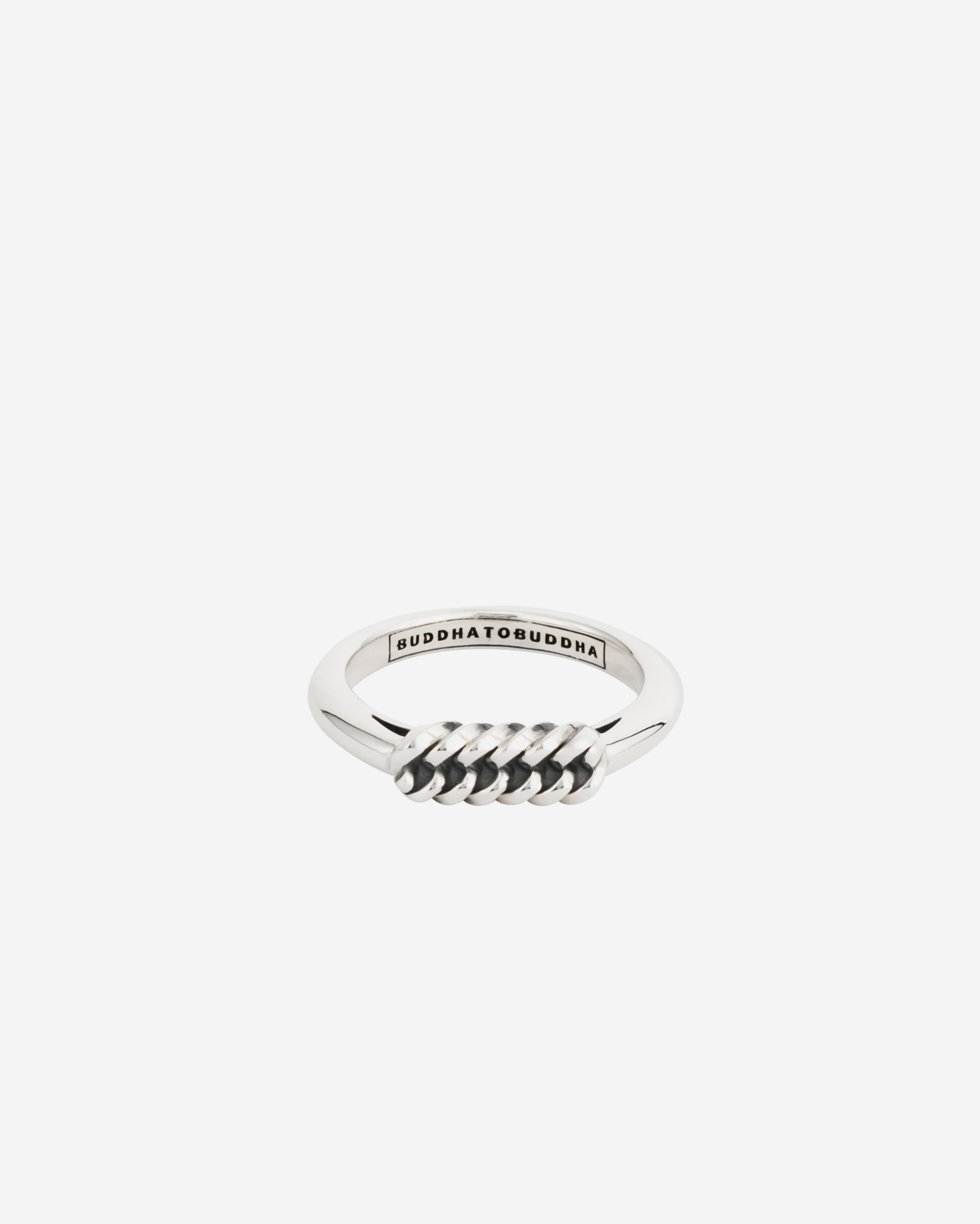 016 18 - REFINED CHAIN RING
De Refined collectie heeft een verfijnde en elegante stijl. Het ontwerp van deze subtiele zilveren ring is gebaseerd op de bekende schakel van de Chain-familie. De Chain schakel is nu geïntegreerd in een prachtige verfijnde ring en maakt een gedurfde maar toch stijlvol statement. De ring is handgemaakt uit 925 sterling zilver.