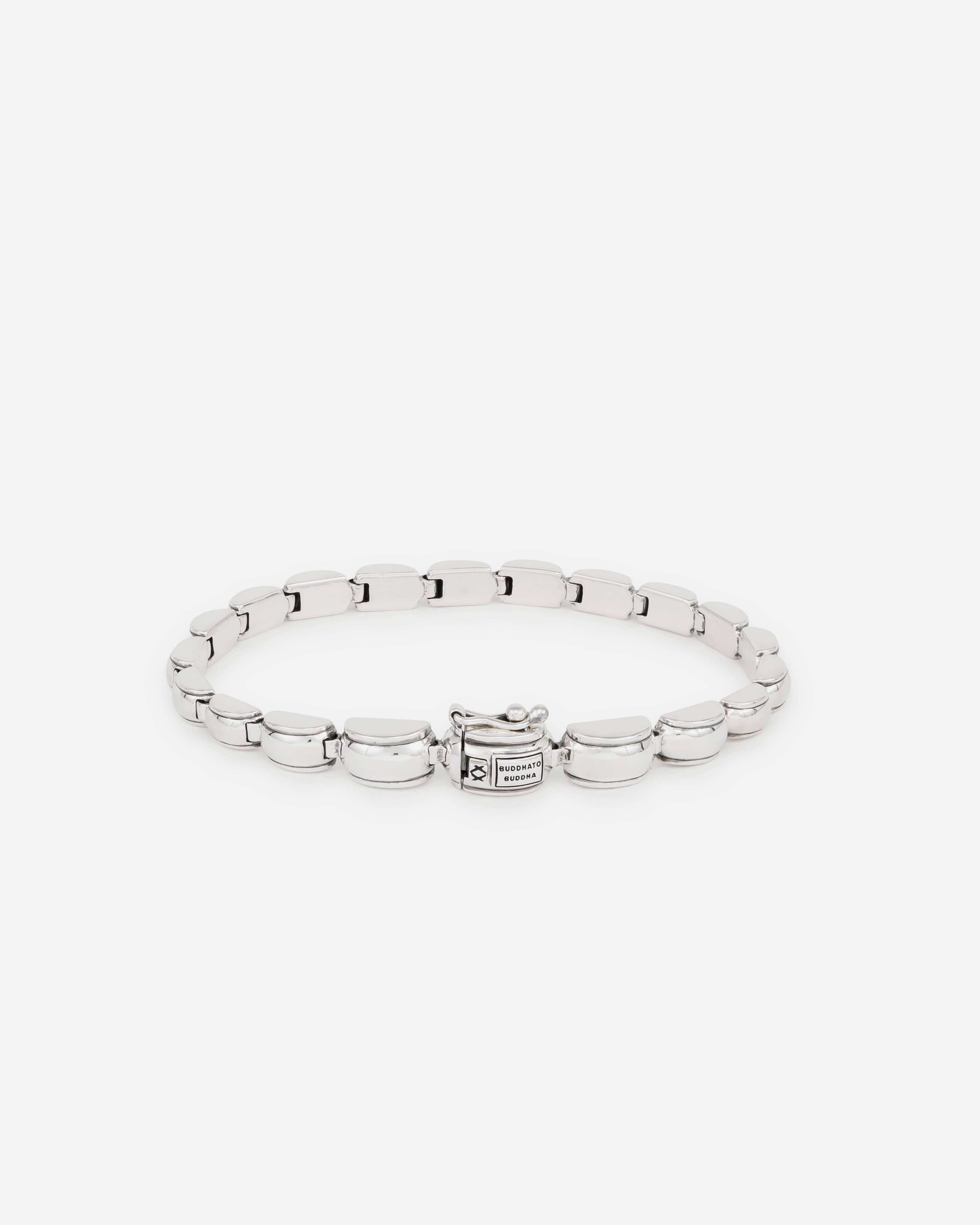 Deze armband uit de populaire Refined collectie heeft een verfijnd en elegant ontwerp. Het design is gebaseerd op de bekende schakel van de Batul familie, waardoor het direct herkenbaar is voor Buddha to Buddha fans. In de Refined collectie hebben onze sieraden een verfijndere look maar nog steeds stoer en passend bij items uit de Heritage collectie! De sieraden zijn handgemaakt en vervaardigd uit 925 sterling zilver.
 U kunt dit sieraad direct bestellen of neem contact met ons op via mail of telefoon