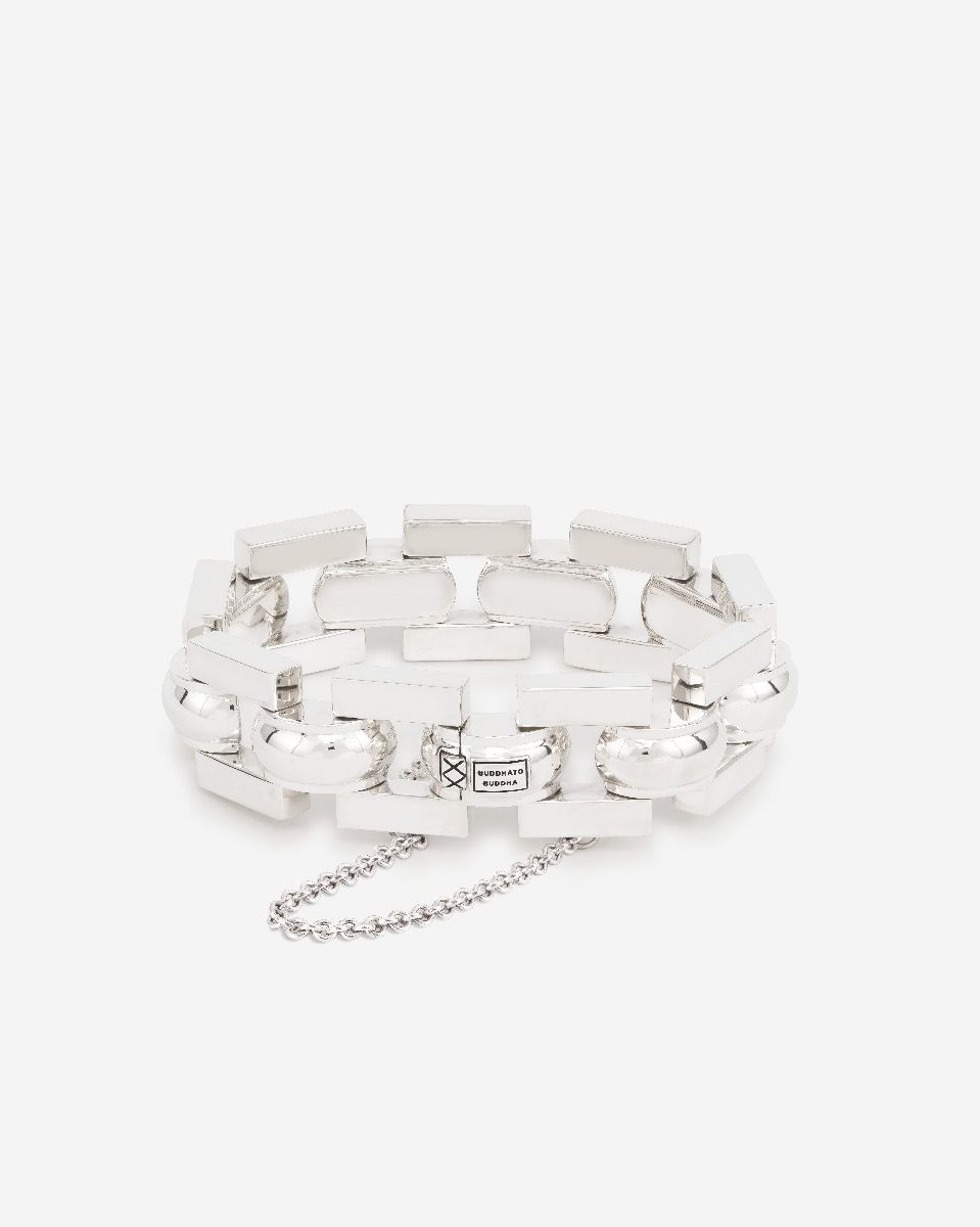 Terug naar het begin: de Buddha to Buddha Batul armband. De allereerste Batul armband uit de Heritage collectie is opnieuw uitgevonden met een verfijnder design en vernieuwd slot. Deze stoere armband gemaakt van zilver is handgemaakt en tijdloos zoals alle Buddha to Buddha sieraden. De schakelarmband laat zich perfect combineren met andere Buddha to Buddha sieraden.