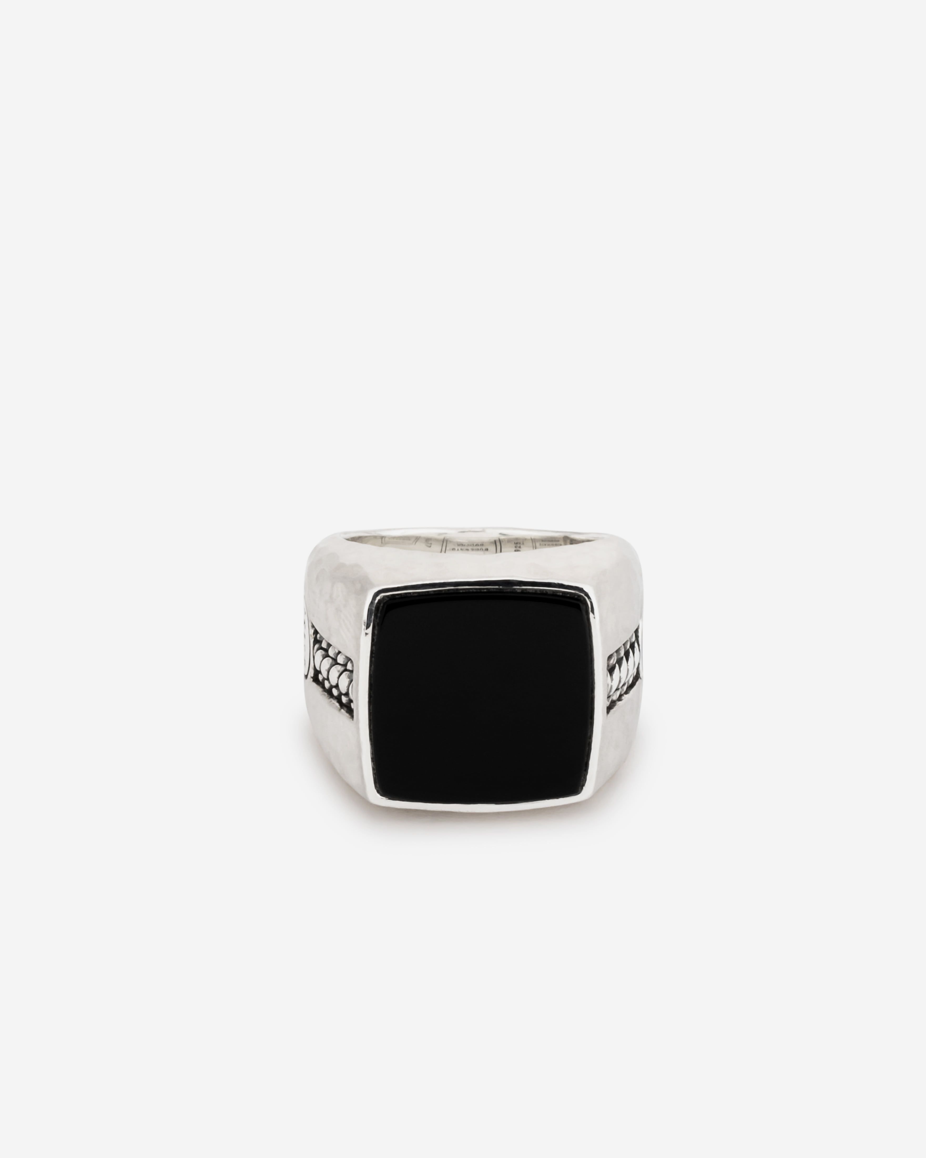 051 21 TANGGUH SIGNET ONYX RING