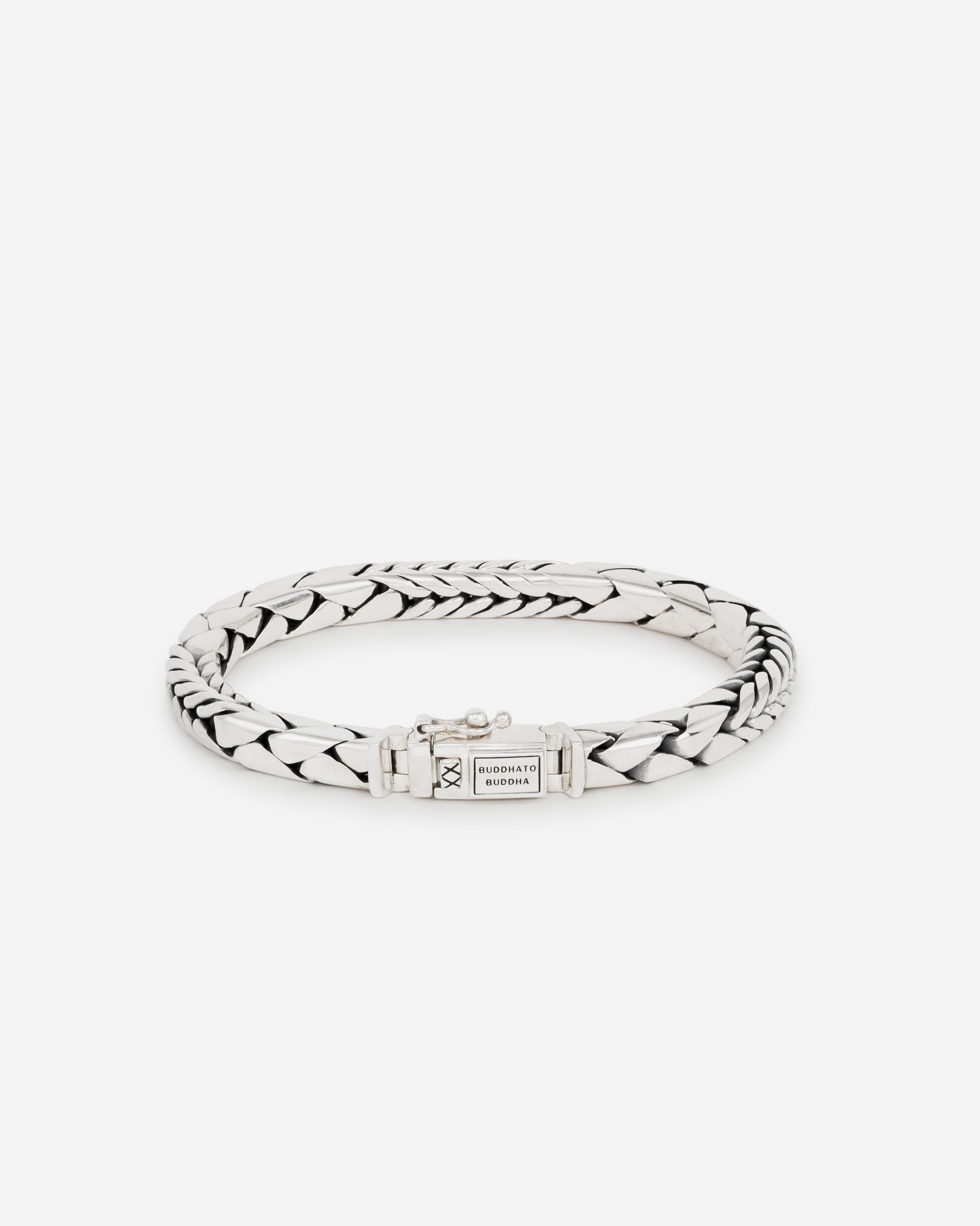 Deze zilveren George armband van Buddha to Buddha, is een handgemaakte echt zilveren armband van glad gepolijste inelkaar gevlochten schakels. De George Mix armband is nieuw in de Buddha to Buddha collectie; de armband bestaat uit een mix van twee soorten schakels. Doordat de Buddha armband tussen de schakels geoxideerd is, geeft dit een heel speciaal robuust effect. Deze armband is voorzien van een stijlvolle sluiting met het logo van Buddha to Buddha en valt soepel om de pols. Voor extra veiligheid tegen verlies is de sluiting uitgevoerd met een extra veiligheid.