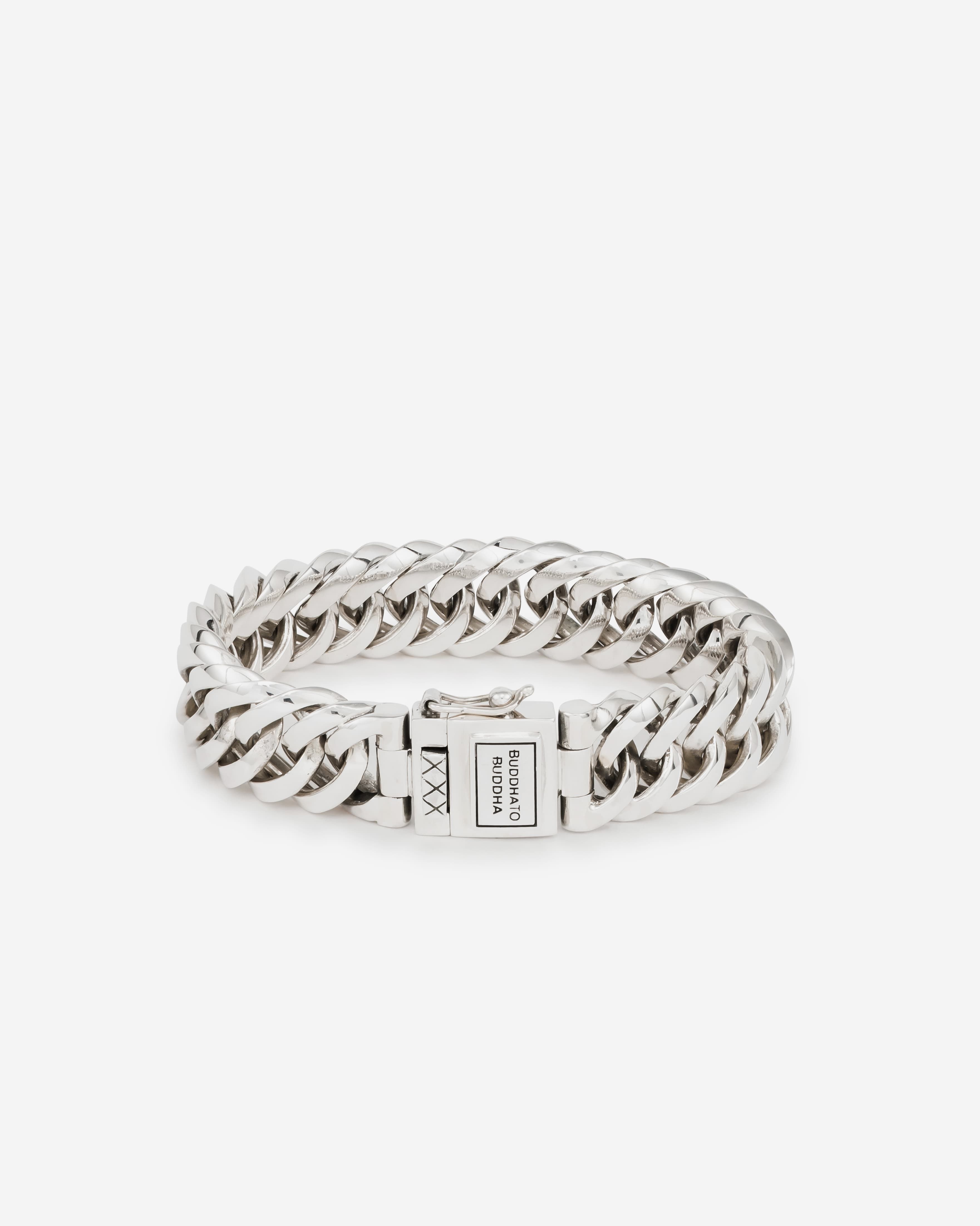 Buddha to Buddha armband 090 E - Chain Small

De Chain Small armband is een echte bestseller op basis van de Chain schakel en staat bekend om zijn opvallend gevormde zilveren schakels. De Chain Small armband is kleiner dan de Chain Big armband, maar groter dan de Chain XS armband. Handgemaakt en tijdloos, de sterling zilveren armband kan perfect worden gecombineerd met andere sieraden uit de Chain familie, bijvoorbeeld de Chain ring of oorbellen.