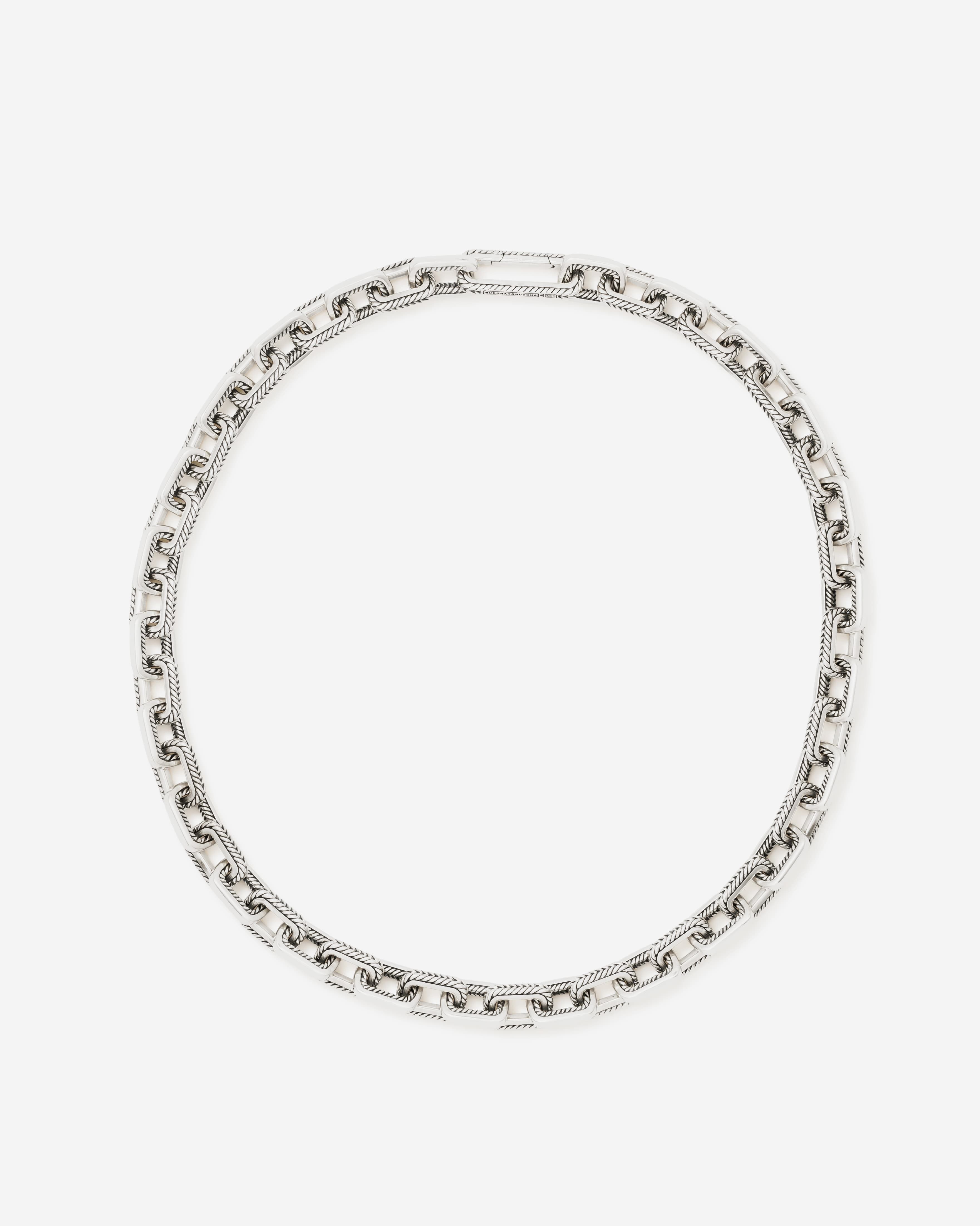 De Barbara Link collectie heeft een stoere en modieuze stijl en is nu verrijkt met een sterling zilveren ketting. Dit sieraad is geschikt voor iedere gelegenheid! De handgemaakte zilveren ketting is stijlvol en stoer. Bij de Barbara Link Small ketting zijn de links een slag kleiner dan bij de Barbara Link ketting. De ketting is 45 centimeter lang.