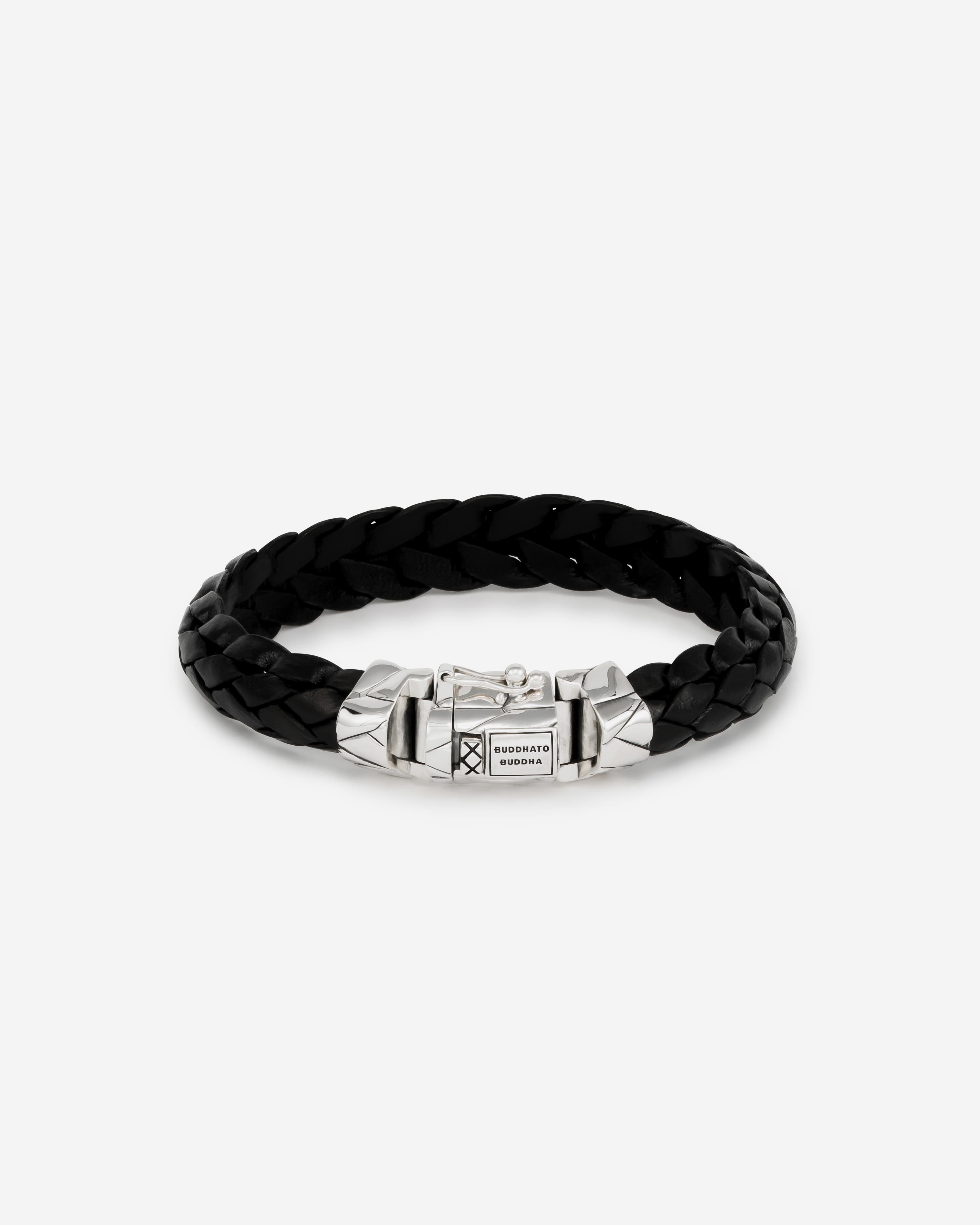 De Mangky armband, verwijzend naar onze premium lederen designer in Bali genaamd Komang, die deze geweven lederen band heeft ontworpen. Het bijpassende zilveren slot is ontworpen door ons ontwerpteam in Amsterdam en integreert perfect met de leren band. Klassiek en toch stoer tegelijk. De armband is met de hand gemaakt van hoogwaardig leer. Deze leren armband is breder dan de Mangky Small leren armband.