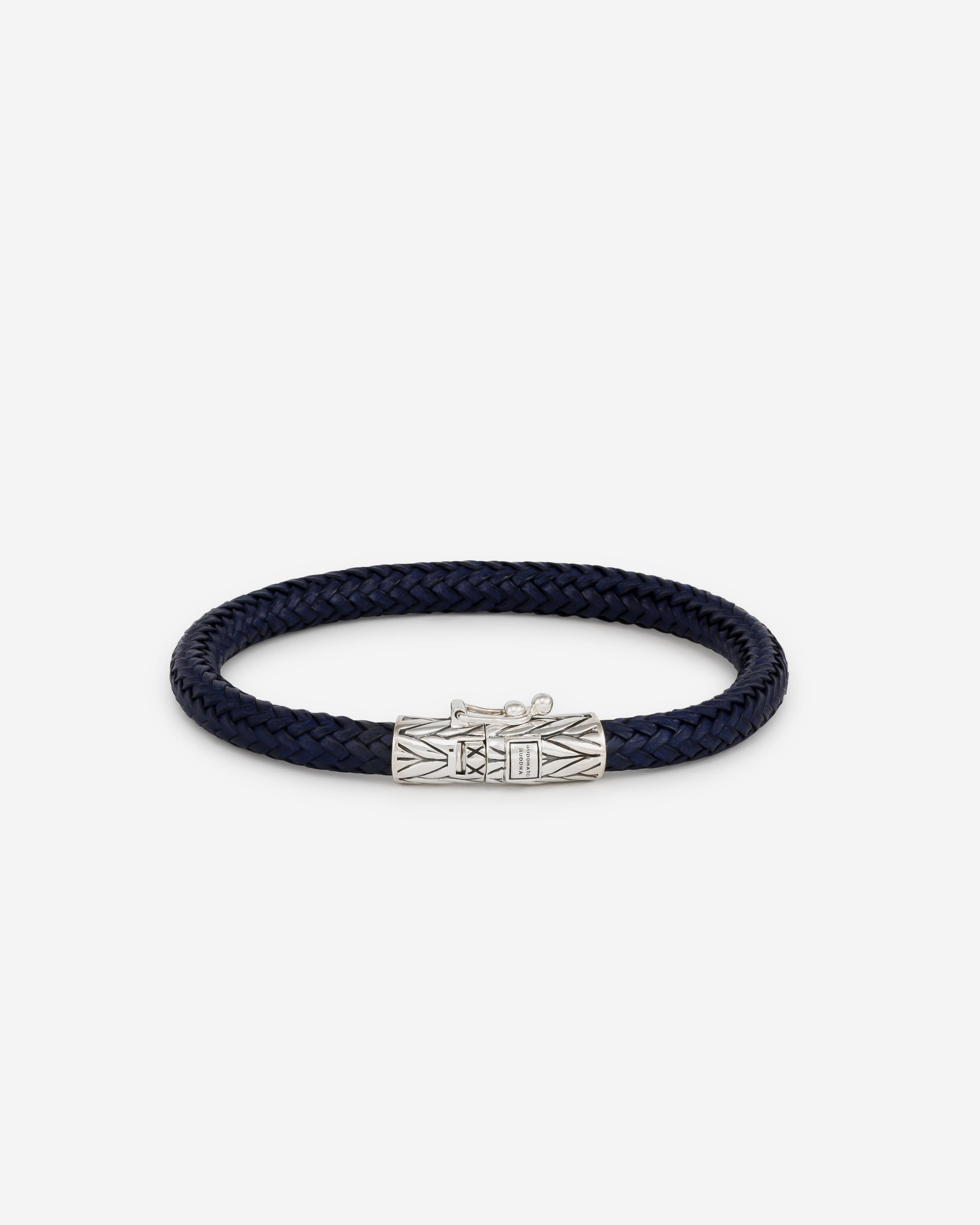 De Navy Ellen Leather Bracelet is de eerste leren toevoeging aan onze Ellen familie. Dit krachtige ontwerp toont een naadloze mix van leer tot zilver in de Ellen-schakel. Als een van de meest verfijnde en subtiele schakels in onze Heritage collectie straalt de Ellen-familie schoonheid en kracht uit. Voor de perfecte match combineer je de marine blauwe Ellen leren armband met de Ellen blauwe tijgeroog steen sieraden uit onze Spring-Summer 2023 collectie. Haar tijdloze design maakt de armband perfect voor dagelijks gebruik en haar kwaliteit en duurzaamheid zorgt ervoor dat het nog vele jaren een geliefd onderdeel van jouw sieraden collectie zal blijven.

Specificaties
Eigenschappen
Collectie	Ellen
Lengte mm	170
Slot	Bakslot met magneetsluiting
Materiaal	Leer
Breedte mm	5