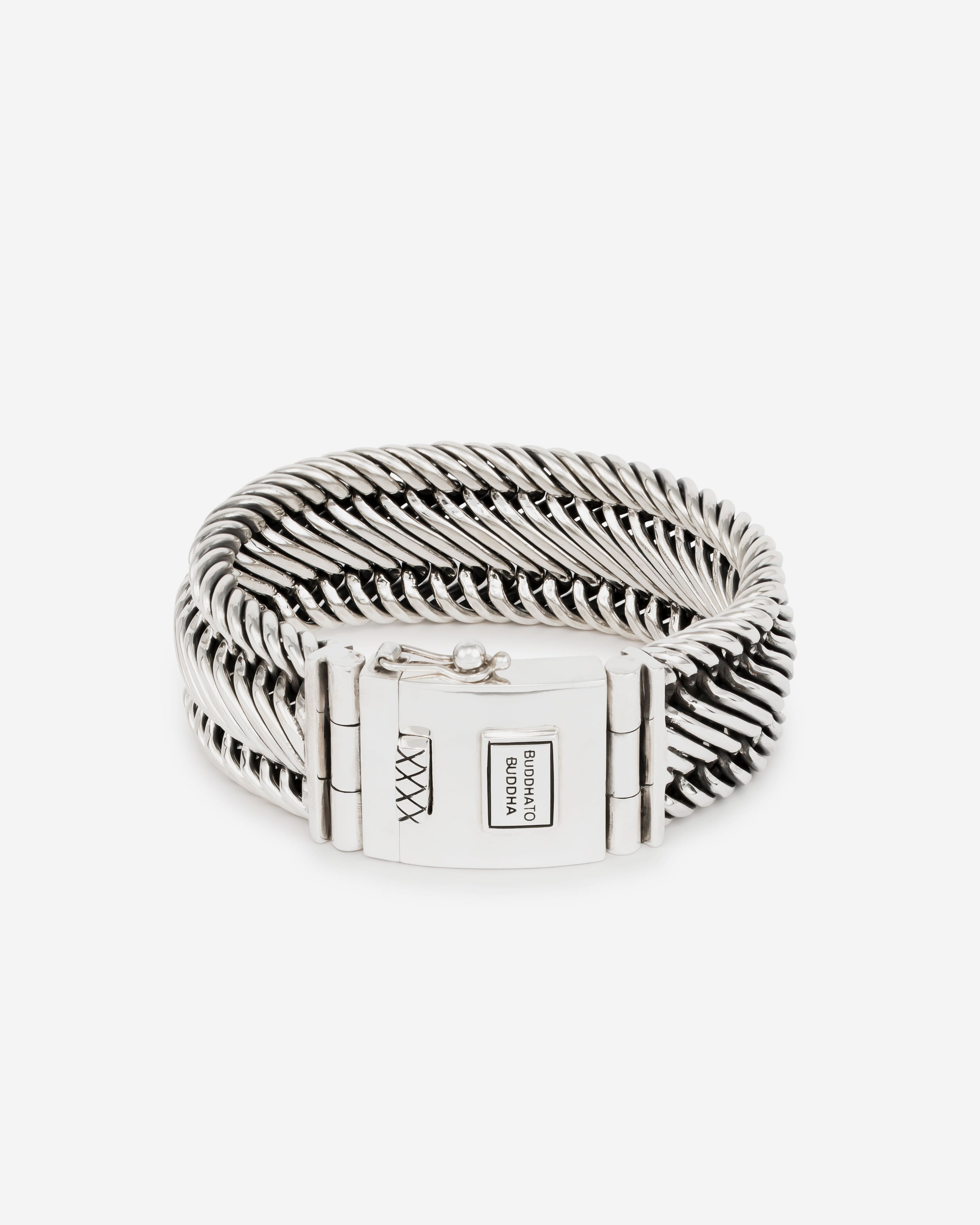 De Edwin familie is een van de meest populaire collecties van Buddha to Buddha. De Edwin armband is gedetailleerd met een stoere uitstraling. Handgemaakt van sterling zilver en tijdloos zoals alle Buddha to Buddha-sieraden, deze armband kan perfect worden gecombineerd met andere sieraden. Wees creatief en combineer sieraden van andere families, zoals Ellen of Ben. De Edwin is breder dan de Edwin Small armband.