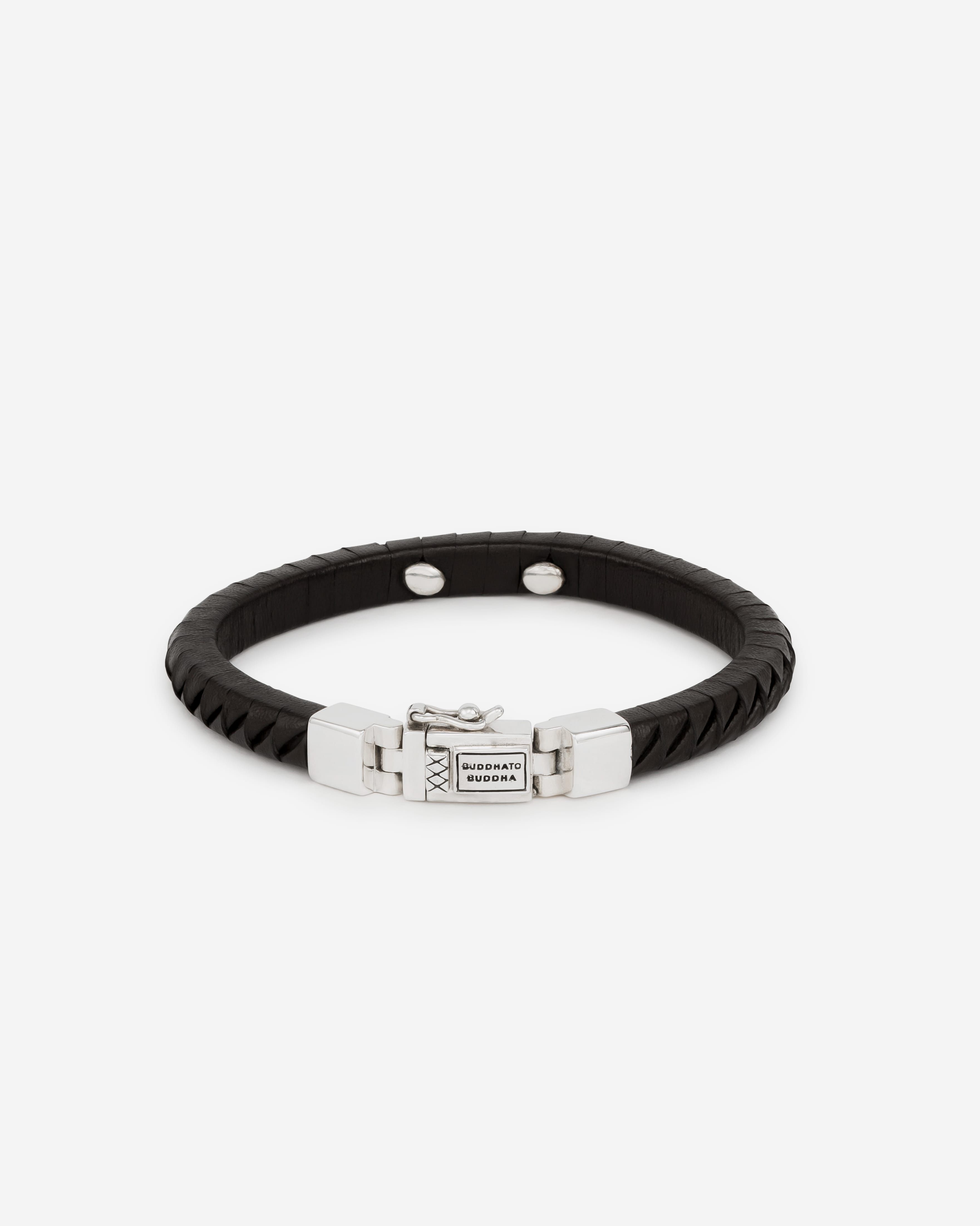 De Komang Leather Brown is een mooie leren armband met een zilveren slot. Een subtiele leren armband die ook goed bij een zilveren armband te dragen is.