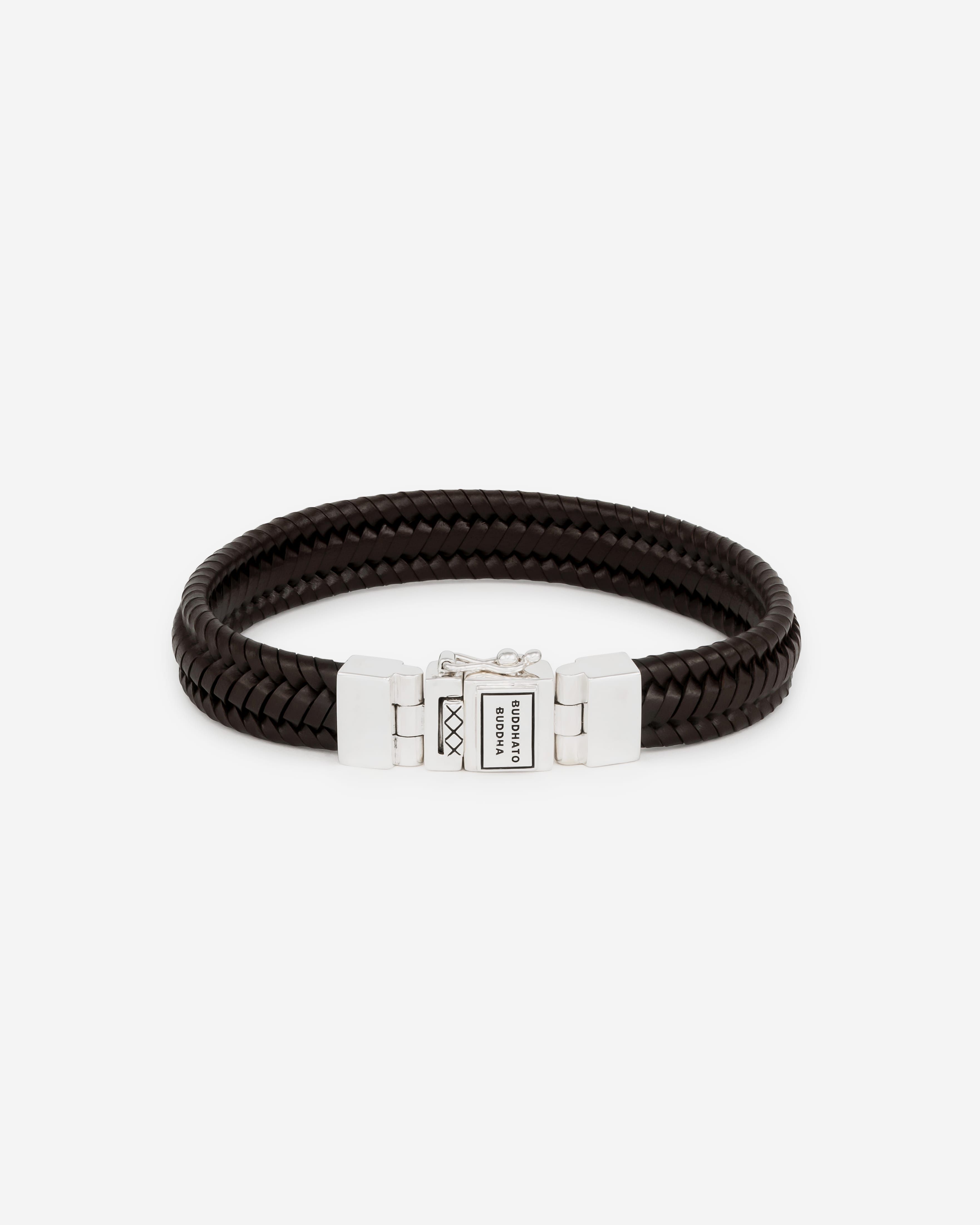 De Edwin familie is een van de meest populaire collecties van Buddha to Buddha. De Edwin familie is gedetailleerd met een stoere uitstraling. De Edwin Small Leer Bruin is een verfijnde, mannelijke essential om elke dag te dragen! Deze armband is perfect om te mengen met je zilveren sieraden of gewoon om ze te dragen naast je horloge of alleen. De armband is handgemaakt van hoogwaardig leer met de iconische en tijdloze sterling zilveren sluiting die je van Buddha tot Buddha gewend bent. Deze lederen armband is smaller dan de Edwin leer armband.