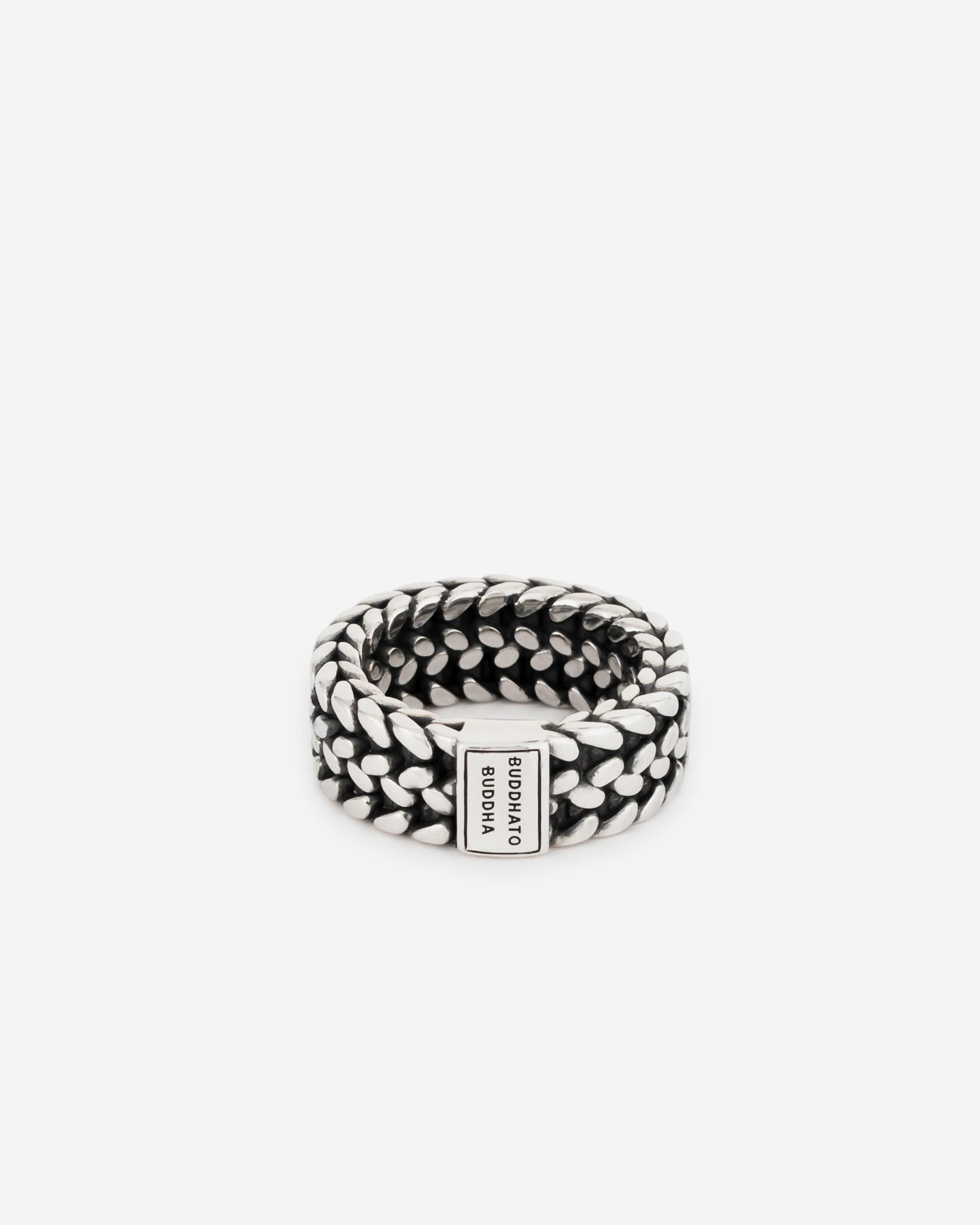 De Julius familie is een coole en trendy toevoeging aan onze bekende Heritage-collectie. De sterling zilveren ring is handgemaakt, unisex en tijdloos. Het gedetailleerde ontwerp is gebaseerd op traditionele Balinese weeftechnieken. Creëer een stoere look met deze tijdloze ring! De Julius familie bestaat uit twee zilveren armbanden, een manchet armband, een zegelring en deze stoere ring. Deze ring valt in de categorie brede ringen.