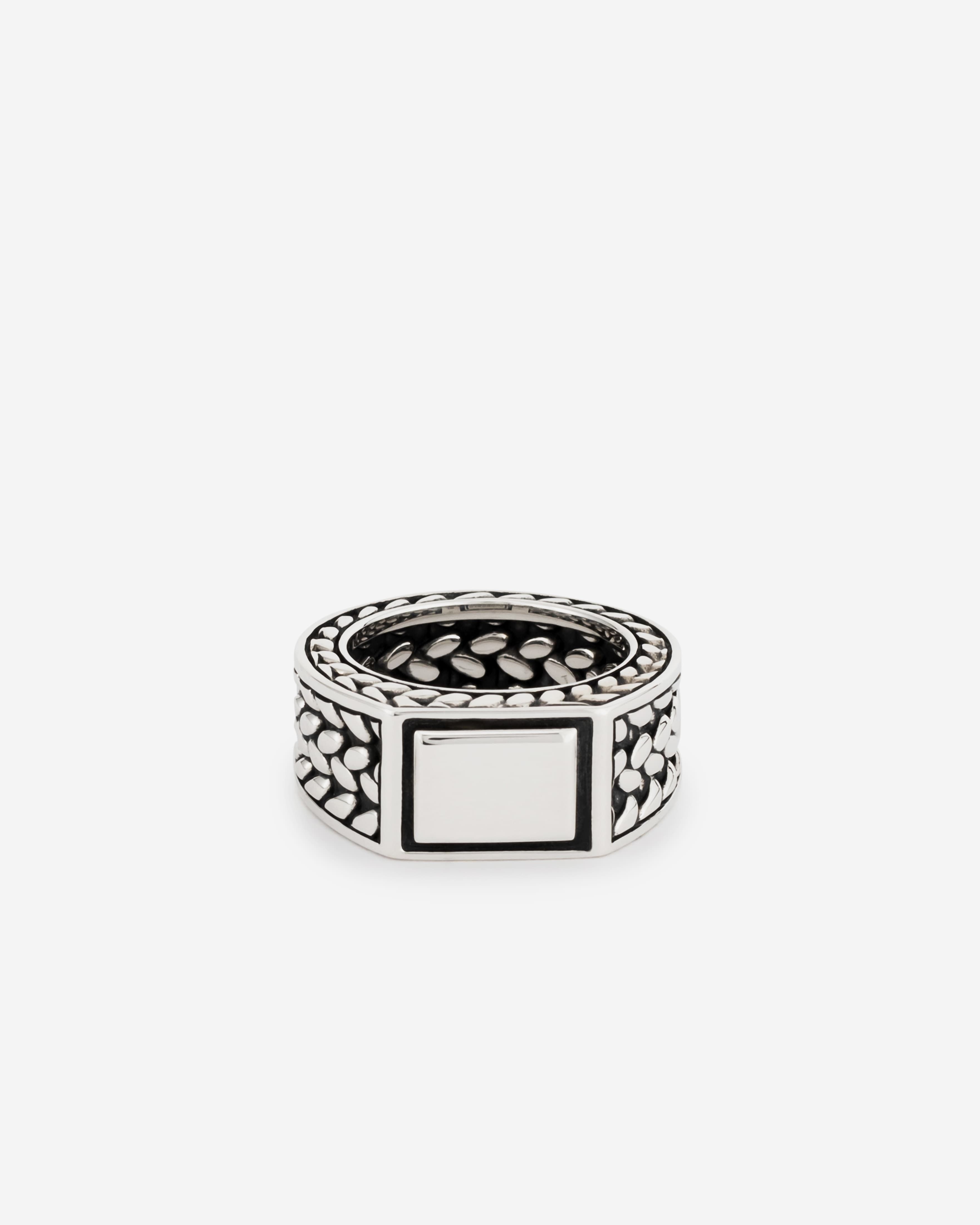 De Julius familie is een stoere en trendy toevoeging aan onze beroemde Heritage-collectie. Deze sterling zilveren ring is handgemaakt, unisex en stoer! De zegelring bevat een zilveren platte top die perfect is voor graveren. Het gedetailleerde ontwerp is gebaseerd op traditionele Balinese weeftechnieken. De Julius-familie bestaat uit twee zilveren armbanden, een manchet armband, een ring en deze stoere zegelring.