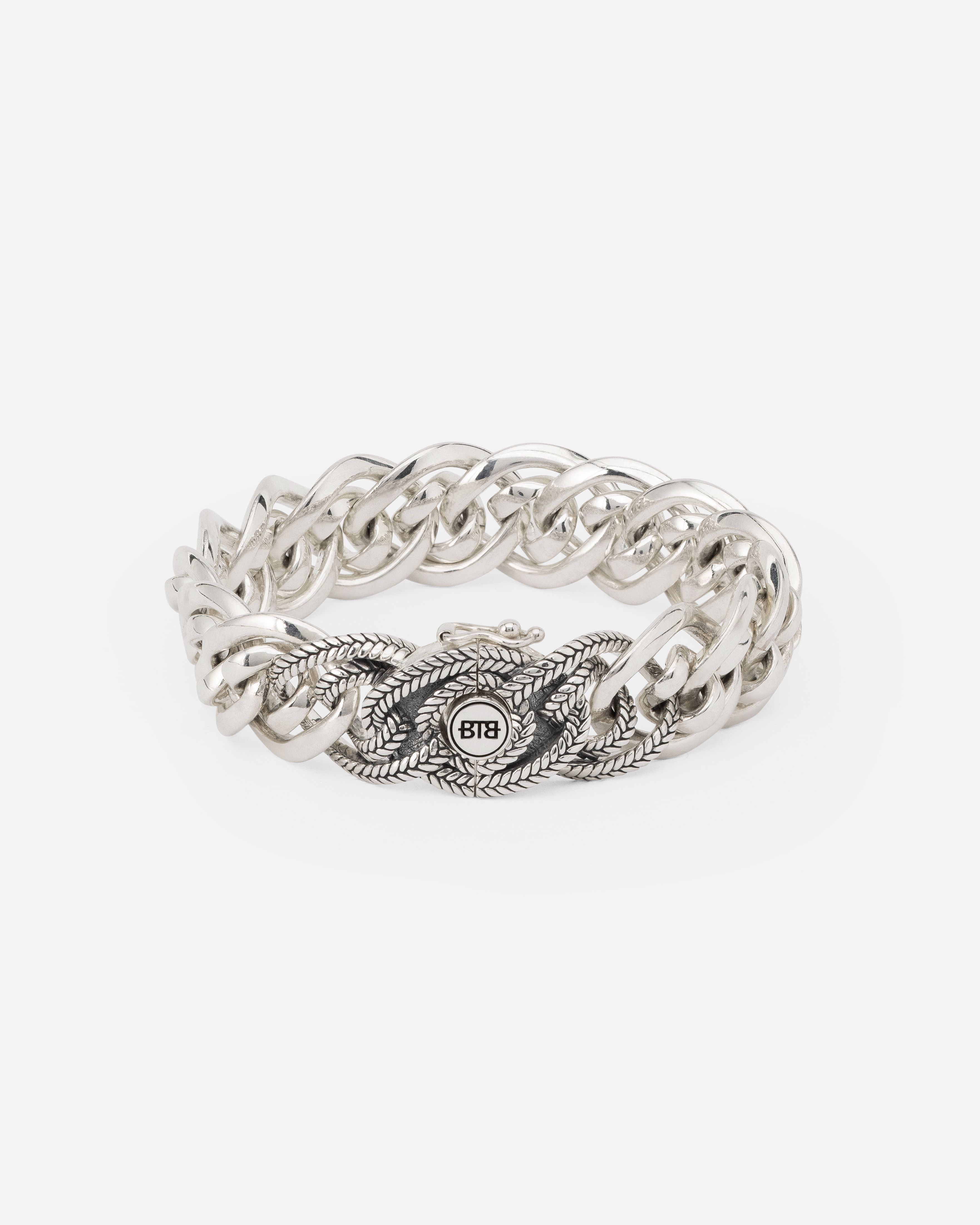 208NathaliesmalltextureE.
Onze Nathalie Textuur Small Armband is een prachtig statement sieraad. Het unieke ontwerp van de Nathalie schakel loopt door in de hele armband, inclusief de sluiting, waardoor er een krachtig geheel met een unieke look ontstaat. Het slot laat fijn vlechtwerk zien, doordat onze Nathalie weving is gecombineerd met de iconische Barbara structuur, deze combinatie creëert een luxere uitstraling. Combineer het met de bijpassende ring voor een prachtige set die zich onderscheidt van de standaard Nathalie collectie. Deze armband straalt verfijning uit met een opvallende details en een uniek slot. 