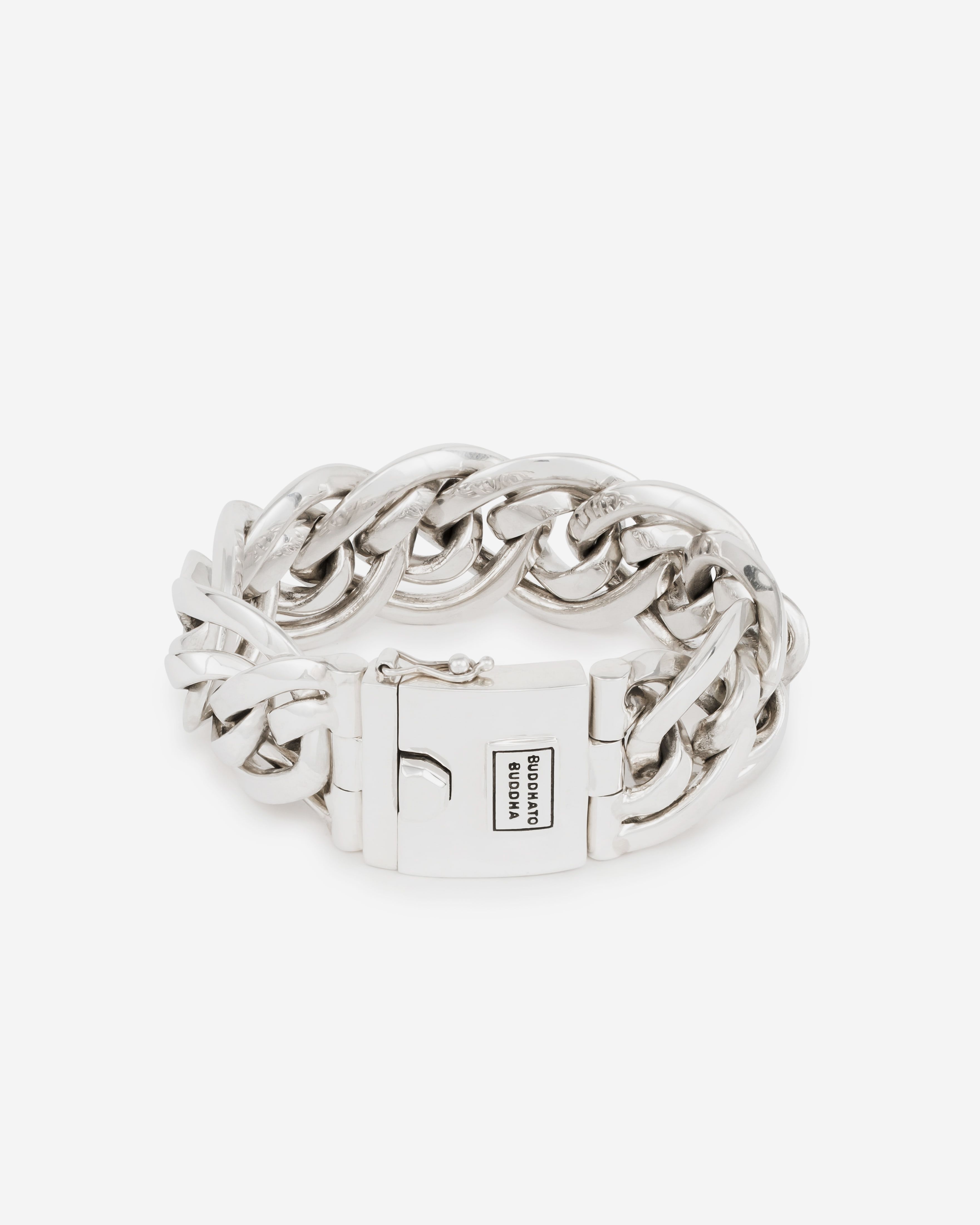 De Buddha to Buddha Nathalie armband is een van de eerste en bekendste modellen uit de collectie. De aparte dubbele schakel maakt deze zilveren armband tot een echte eyecatcher. Handgemaakt en tijdloos zoals alle Buddha to Buddha sieraden. De Nathalie armband is groter dan de Nathalie Small, Nathalie Medium XS en de Nathalie XS.