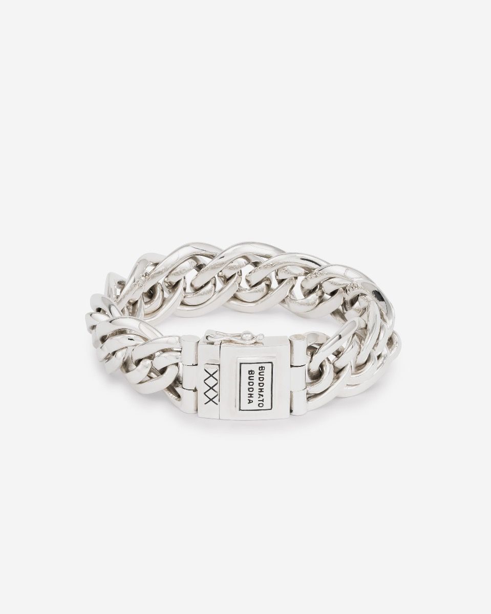 De Nathalie is een van de bekendste schakels uit de Heritage collectie. De aparte dubbele schakels die typisch zijn voor de Nathalie familie maakt deze sterling zilveren armband tot een echte blikvanger! Creëer een vlotte en stoere look met deze tijdloze en handgemaakte armband. De zilveren armband laat zich perfect combineren met andere Buddha to Buddha sieraden. De Nathalie armband is smaller dan de Nathalie.