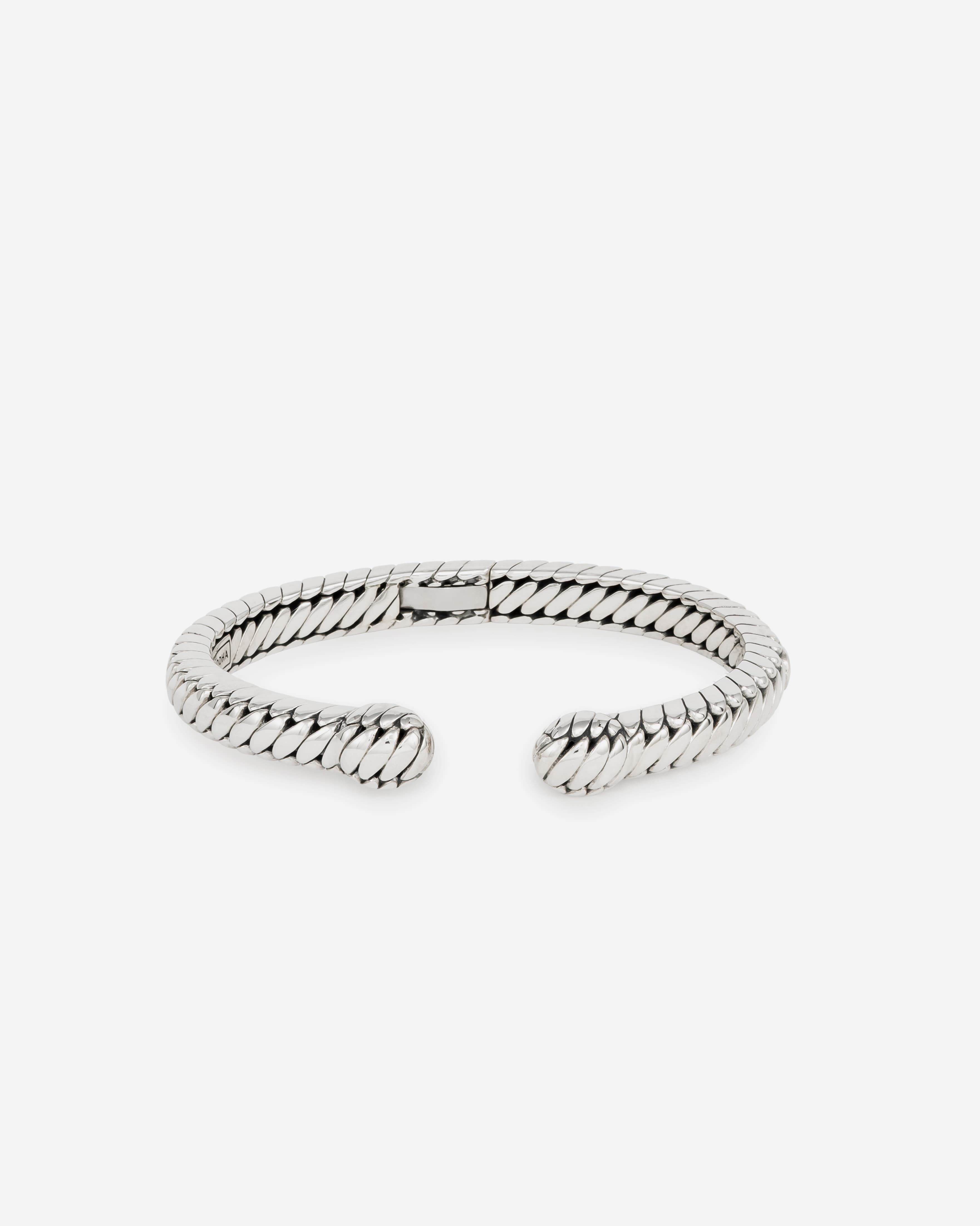 Ben-link. De Ben is een klassieke familie bestaande uit zilveren ringen en armbanden en wordt met recht een echt Buddha to Buddha-icoon genoemd. De zilveren armband kan geopend worden middels een scharnierfunctionaliteit. De zilveren armband kan perfect worden gecombineerd met andere Buddha to Buddha-sieraden en geeft je outfit een stoere twist.
