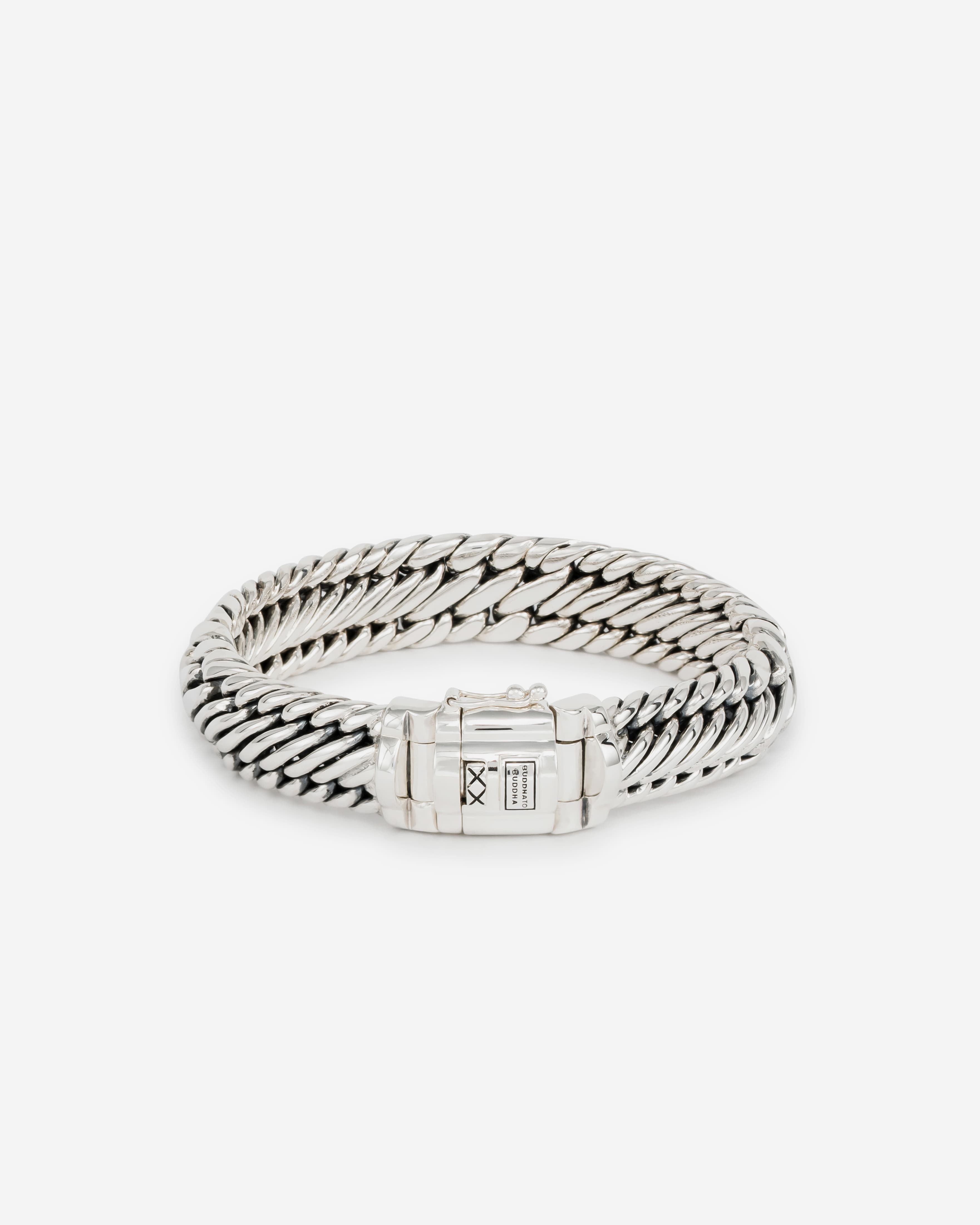 Buddha to Buddha armband, 262 F Edwin/Ben mix

Deze nieuwe Ben/Edwin serie laat echt vakmanschap zien en heeft twee designs in één iconische schakelcombinatie. Kan je niet kiezen tussen de Ben of Edwin armband? Dan is deze serie de perfecte oplossing! Deze schakel-fusie is niet alleen heel bijzonder om te zien, maar ook technisch een hele uitdaging voor de zilversmeden om te maken. Het resultaat: een vernieuwende, stoere armband die een waar kunstwerk is. De armband is ook verkrijgbaar in een kleinere versie als de Edwin/Ben XS bracelet.