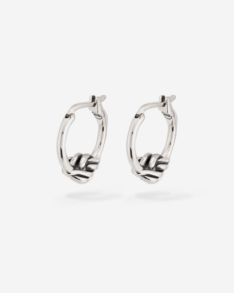De Buddha to Buddha Katja Mix oorbellen zijn zeer toegankelijke zilveren oorbellen geschikt voor elke gelegenheid. De kenmerkende schakel van de Katja collectie komt op subtiele wijze terug in deze zilveren oorbellen. Een tijdloze musthave waar je lang plezier van zult hebben!