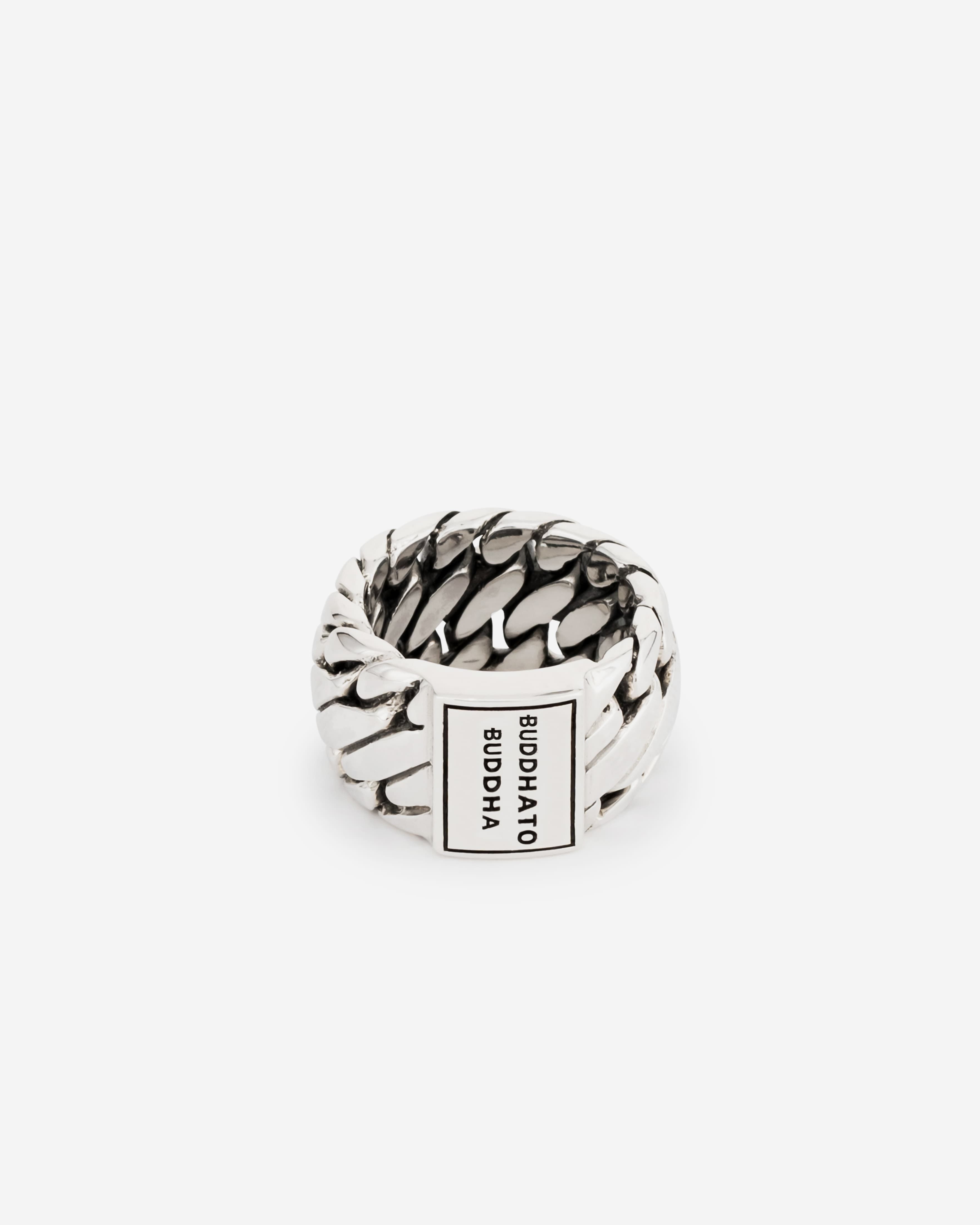 Afgeleid van de iconische Ben armband kan deze Buddha to Buddha Ben Ring met recht een klassieker genoemd worden. Handgemaakt en tijdloos zoals alle Buddha to Buddha sieraden. De zilveren ring laat zich perfect combineren met andere Buddha to Buddha sieraden. De Ben Ring is breder dan de Ben Small Ring.