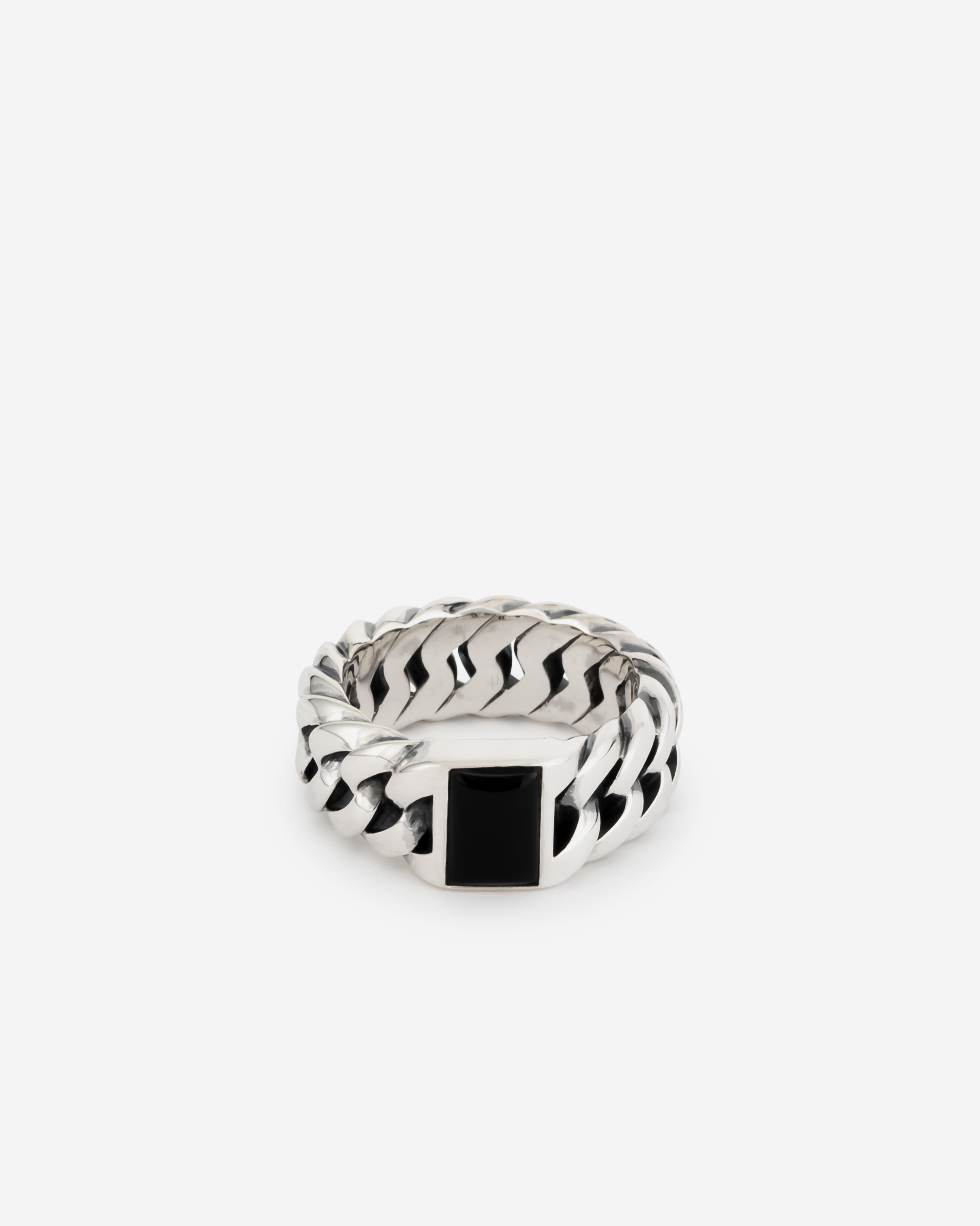 De Buddha to Buddha Chain Stone Ring Onyx is een bijzonder lid van de Chain familie. Deze zilveren ring heeft een onyx steen welke staat voor innerlijke kracht. Handgemaakt en tijdloos zoals alle Buddha to Buddha sieraden. De ring laat zich perfect combineren met andere Buddha to Buddha sieraden.