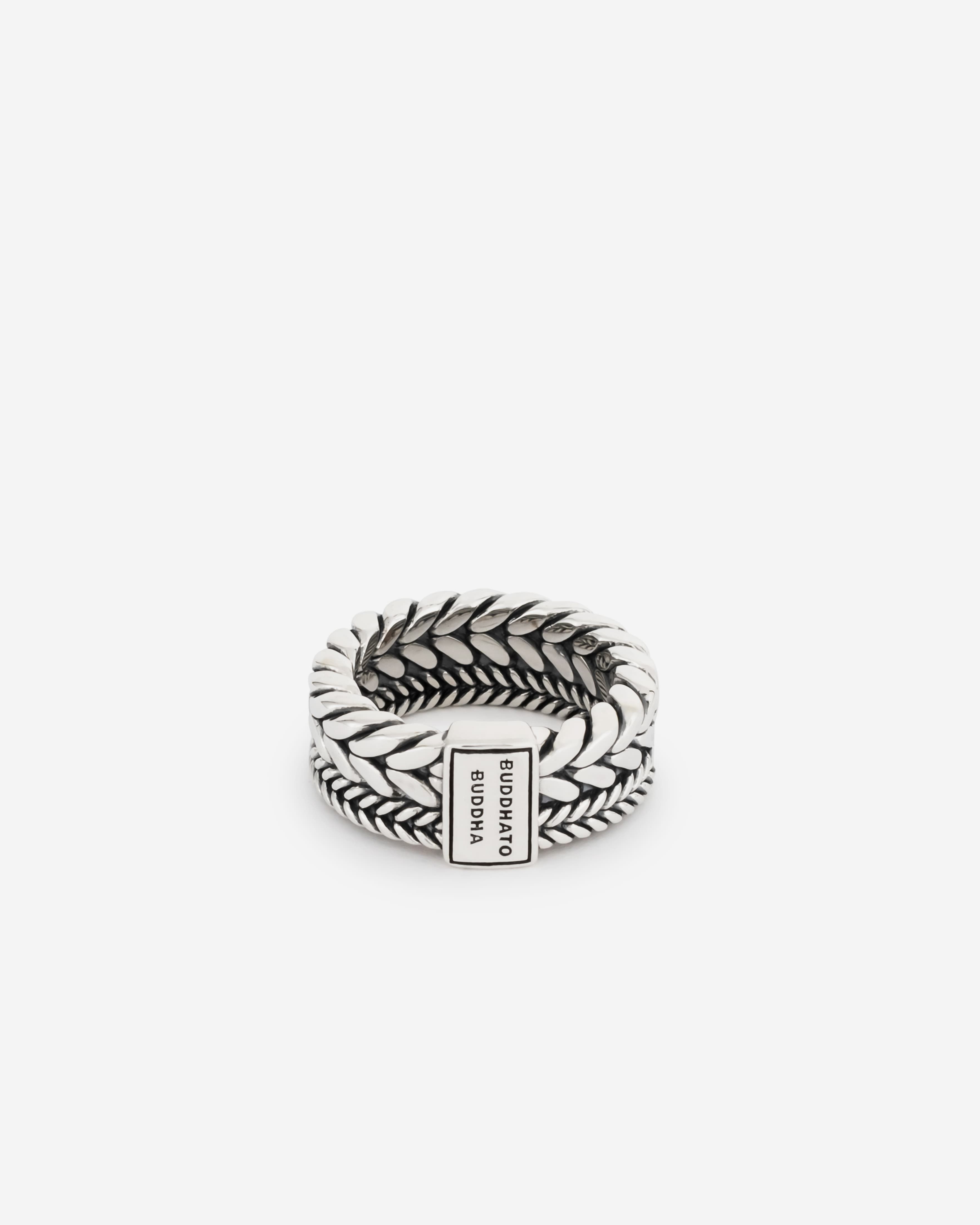 609 MAAT 17 - BARBARA DOUBLE RING ZILVER
De Barbara Dubbel ring, een geweldige toevoeging aan de Barbara familie. De prachtige Barbara schakel komt twee keer terug in deze dubbele ring, één keer in een iets bredere variant en één keer in een subtielere variant. Alsof je twee ringen combineert! De tijdloze en handgemaakte zilveren ring maakt jouw outfit helemaal af!