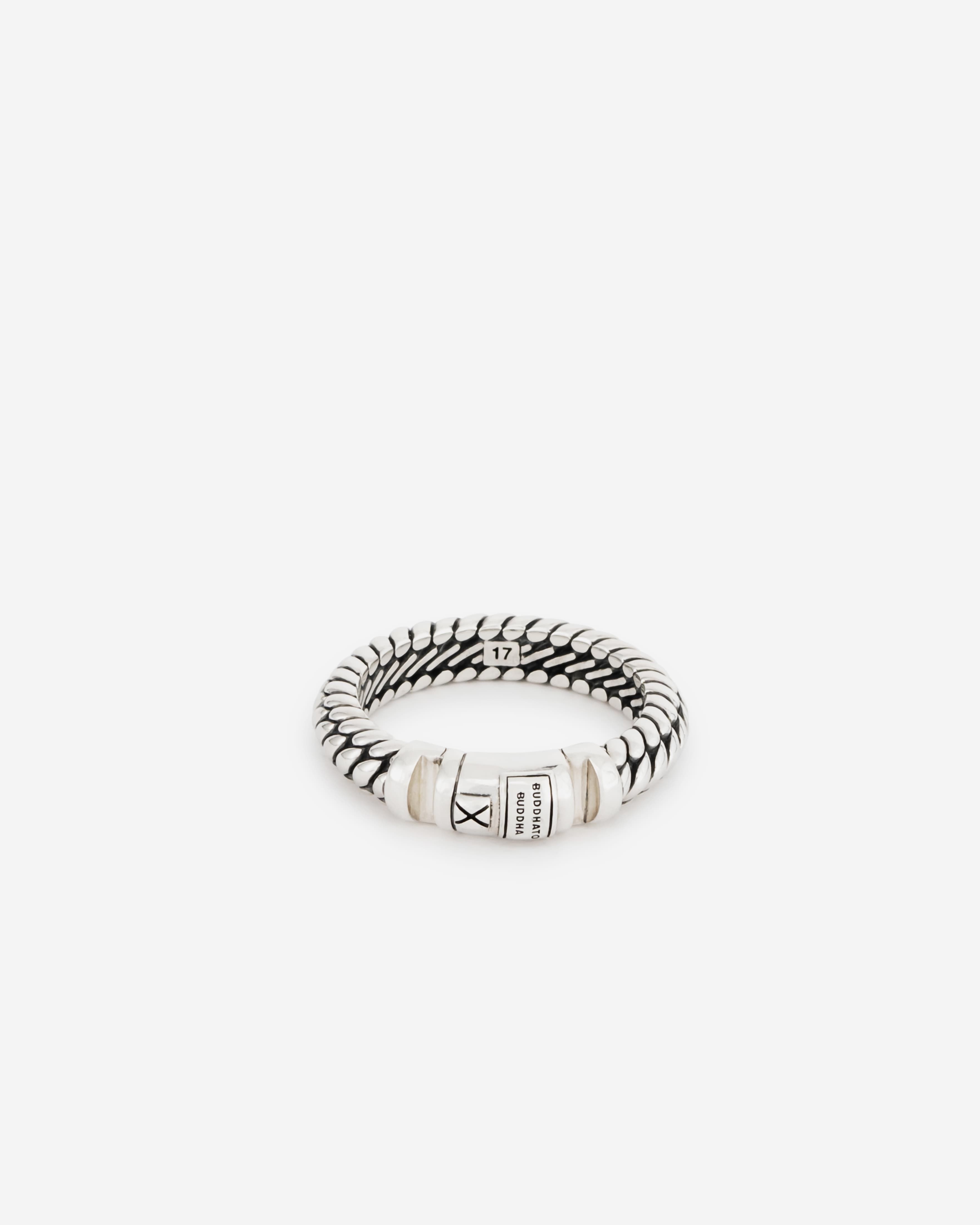 Het bekende Buddha to Buddha-slot én de beroemde Ben-schakel zijn nu verwerkt in één ring. Wat meteen opvalt aan de Ben XS Lock Ring zijn de stoere looks…Ondanks dat de ring valt in de categorie smalle ringen. Wat ook meteen opvalt zijn de stevige schakels die naadloos op elkaar aansluiten. Dit komt doordat ze net zo lang met de hand bewerkt worden tot het eindresultaat oogverblindend is. Dat maakt de Ben XS Lock Ring een ring waar je er eindeloos naar kan blijven kijken. Maar vooral eentje die je héél vaak wilt dragen.