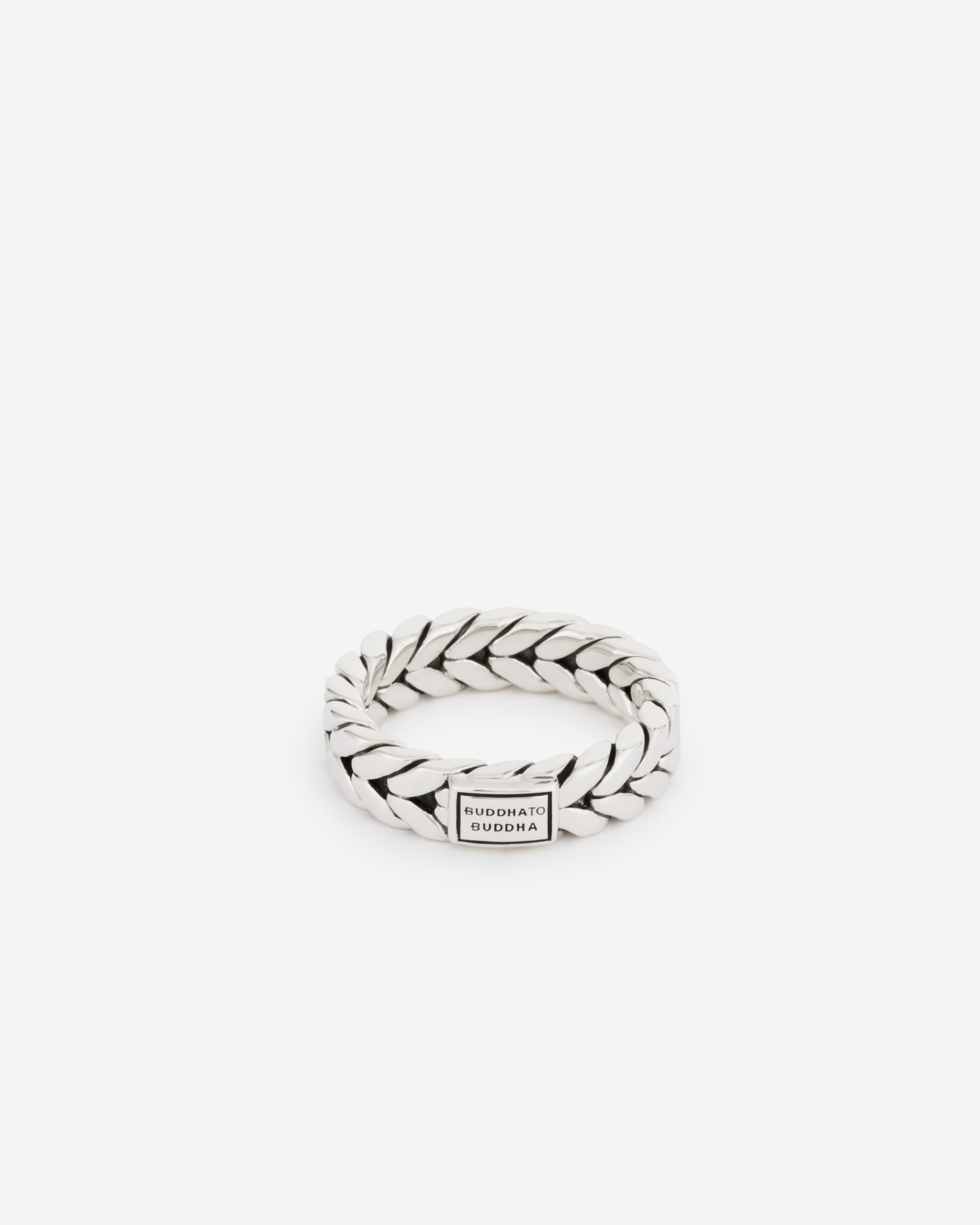 Buddha to Buddha ring, 618 maat 19, Barbara XS

De krachtige Barbara schakel is een van onze meest populaire ontwerpen. Natuurlijk is deze succesvolle familie niet compleet zonder een XS ring. De Barbara XS ring is geïnspireerd op de beroemde Barbara weeftechniek en is een verfijnde XS versie van de Barbara Double Ring. De Barbara familie bestaat ook uit zilveren en leren armbanden, ringen en kettingen die perfect te combineren zijn met deze Barbara XS ring. 