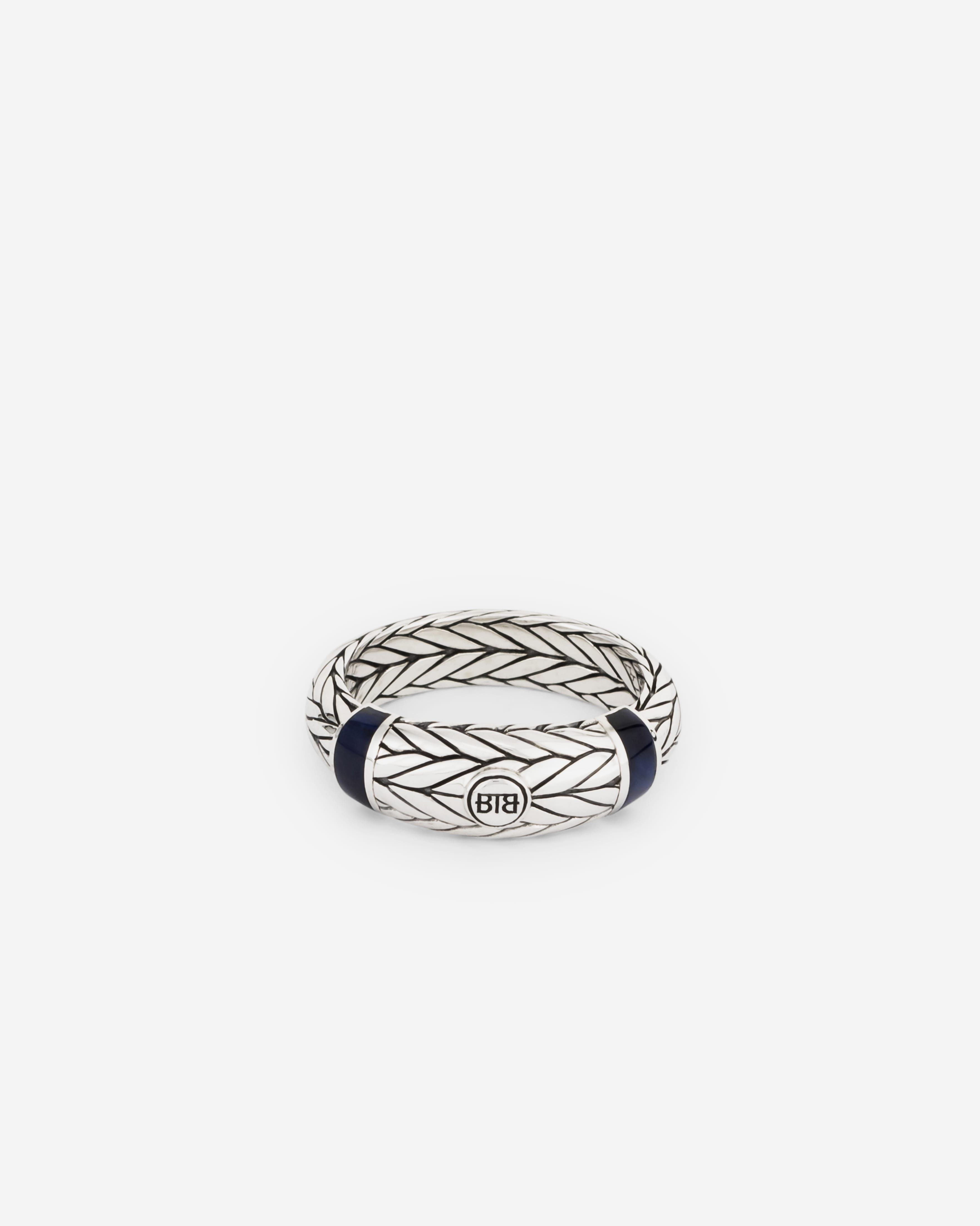 Buddha to Buddha ring, 619 maat 18, Ellen Stone

Op zoek naar een statement ring die zilver combineert met edelstenen? Zoek niet verder dan de prachtige Ellen Stone Ring! Met krachtige blauwe tijgeroog stenen en een verdikt middenstuk dat het iconische Ellen ontwerp benadrukt, is deze ring een waar kunstwerk. De blauwe tijgeroog steen is een symbool van kracht. Het roept moed op, verdiept de wilskracht en helpt degenen die het dragen om allerlei uitdagingen in hun leven te overwinnen. Deze ring is met precisie en passie gemaakt door onze bekwame zilversmeden en is een waar meesterwerk.