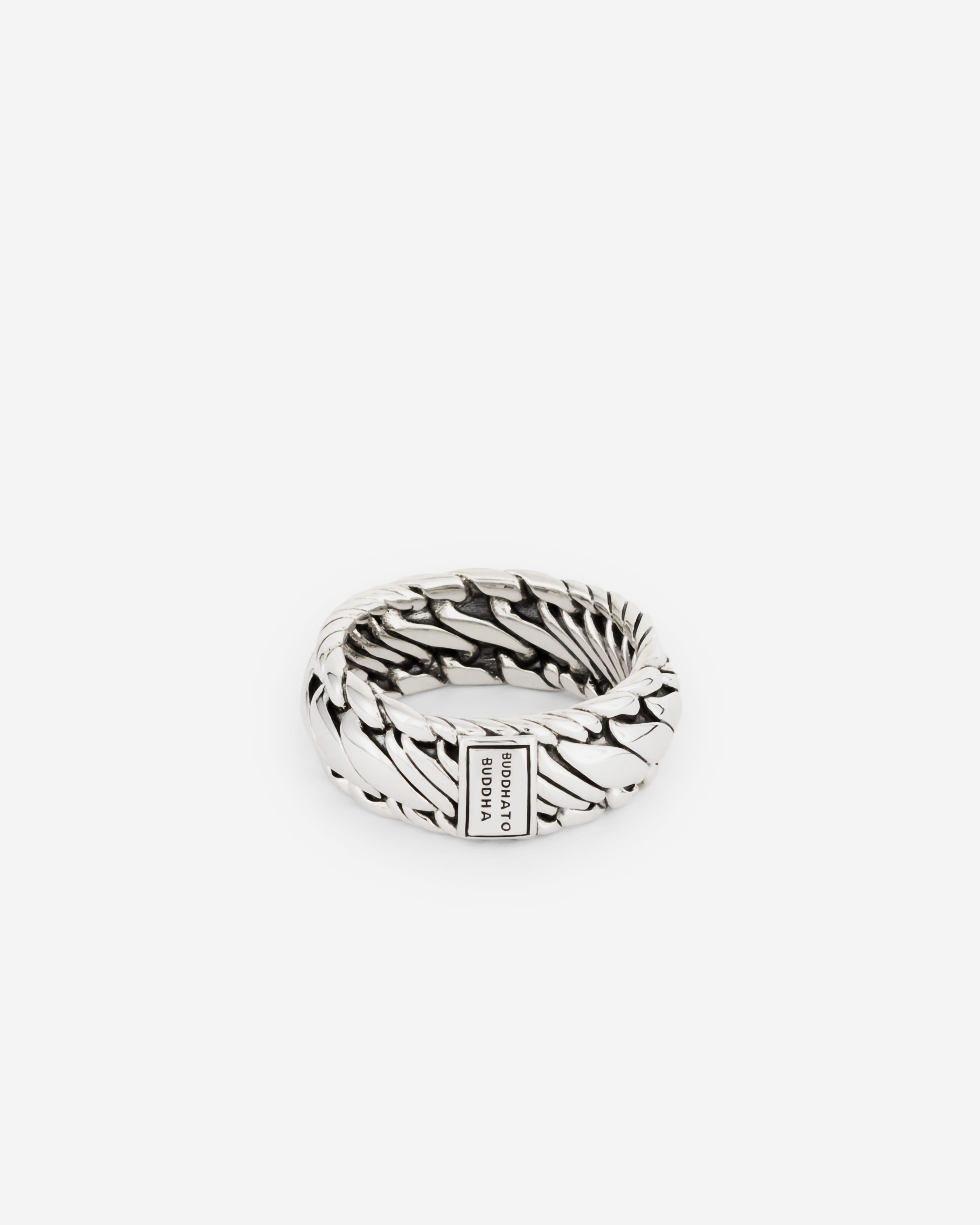 Buddha to Buddha ring, 620 maat 21, Edwin/Ben

Deze nieuwe Ben/Edwin serie laat puur vakmanschap zien en heeft twee designs in één iconische schakelcombinatie. Kan je niet kiezen tussen de Ben of Edwin armband? Dan is deze serie de perfecte oplossing! De Edwin schakel is gefuseerd met een Ben schakel. Niet alleen heel bijzonder om te zien, maar ook technisch een hele uitdaging voor de zilversmeden om te maken. Het resultaat: een vernieuwende, stoere armband die een waar kunstwerk is. De armband is ook verkrijgbaar in een grotere versie als de Edwin/Ben XS armband. De Ben/Edwin serie bevat ook een prachtige ring die deze twee iconische weeftechnieken combineert.